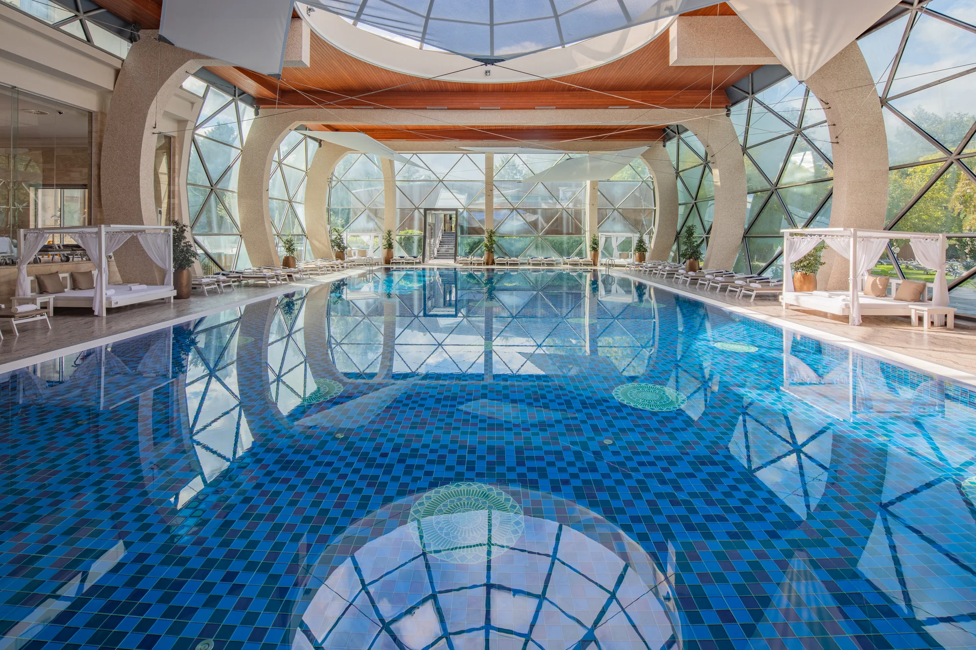 5* luxus v Sárváru: neomezený wellness a 22 bazénů, pokoj s terasou a božská gastronomie