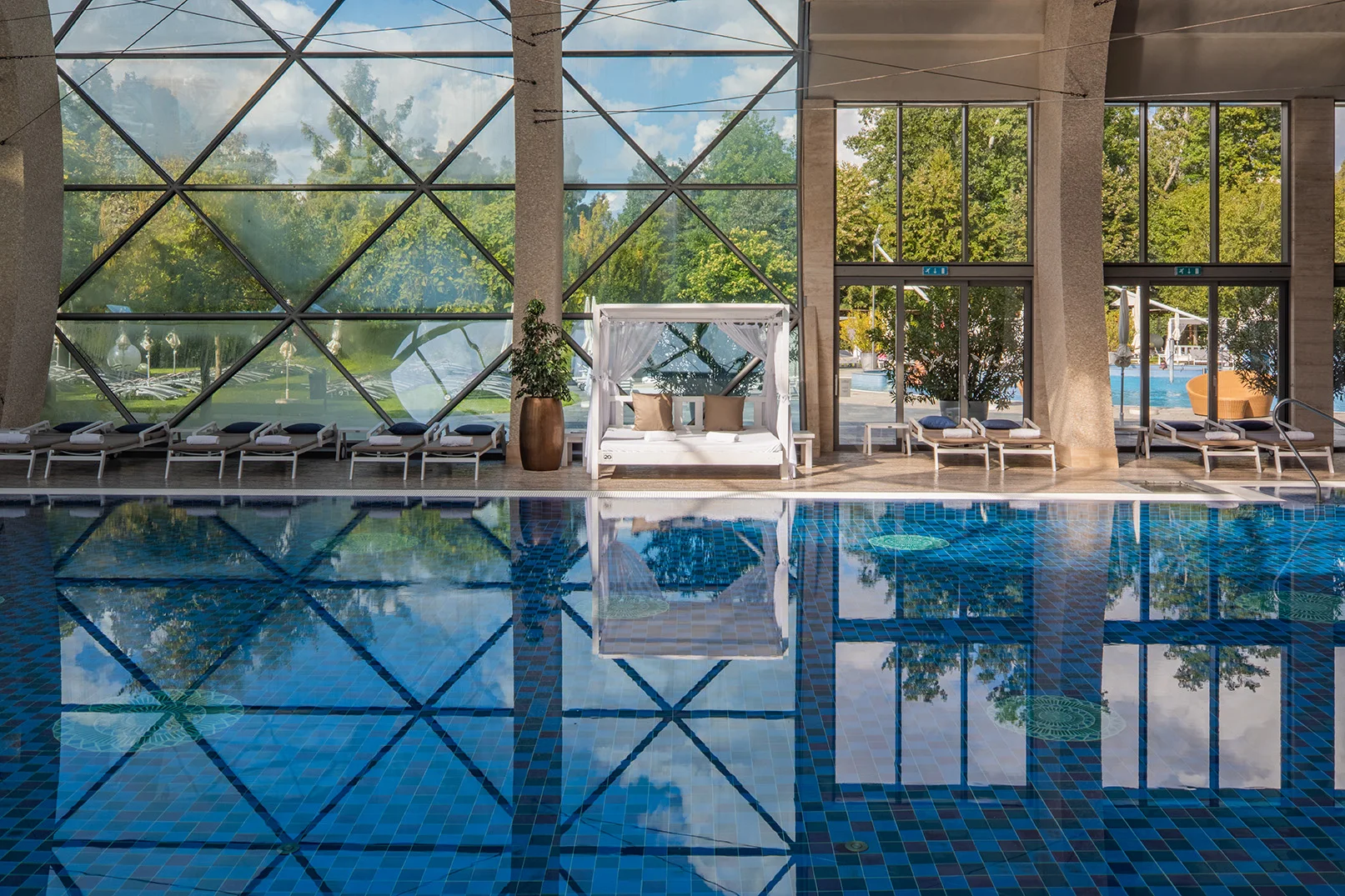 5* luxus v Sárváru: neomezený wellness a 22 bazénů, pokoj s terasou a božská gastronomie