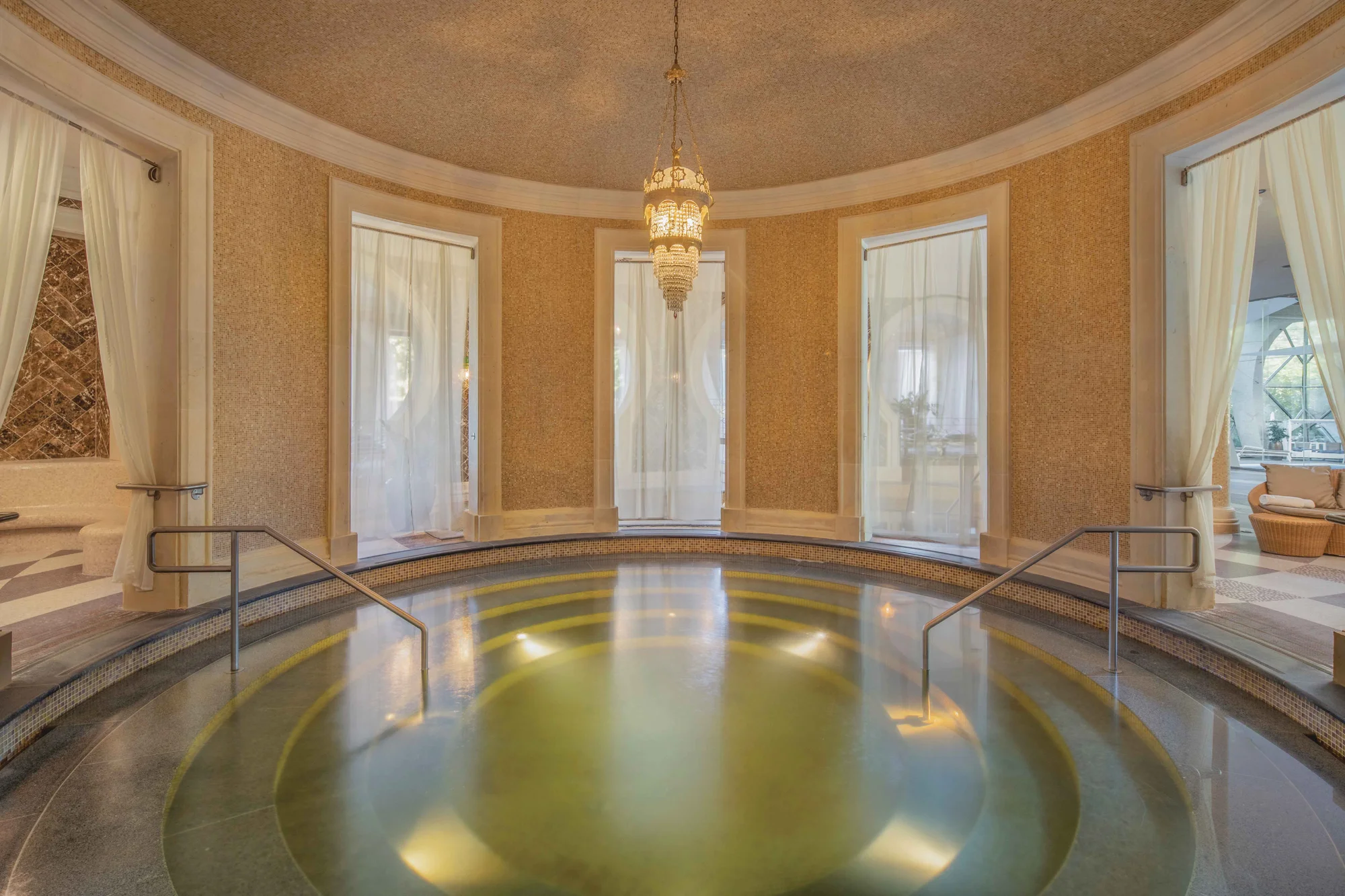 5* luxus v Sárváru: neomezený wellness a 22 bazénů, pokoj s terasou a božská gastronomie