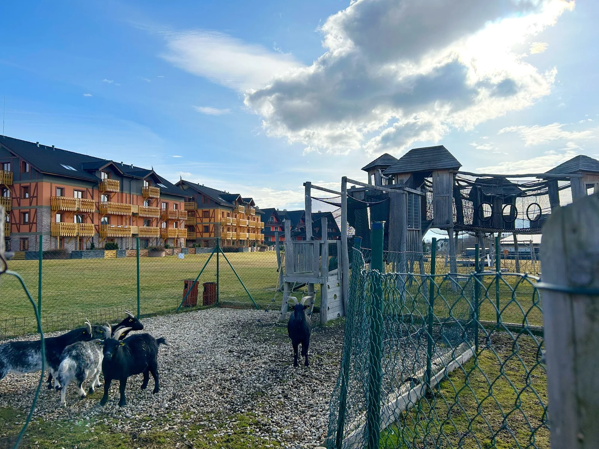 Pobyt ve Vysokých Tatrách: snídaně, polopenze, sleva do Aquacity Poprad i minifarma přímo v resortu