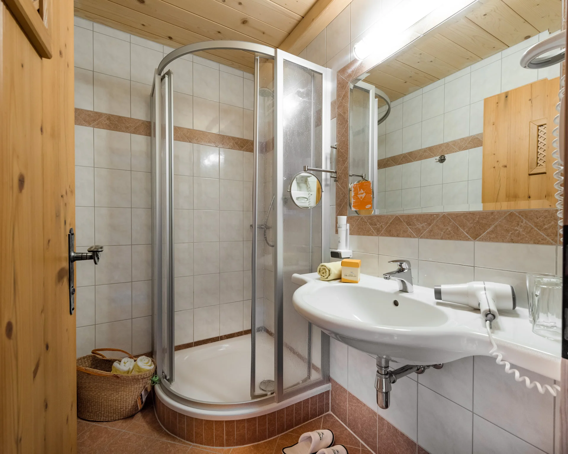 Údolí Gastein: hotel v 1000 m n. m., bohatě vybavený wellness, polopenze a půjčení kol