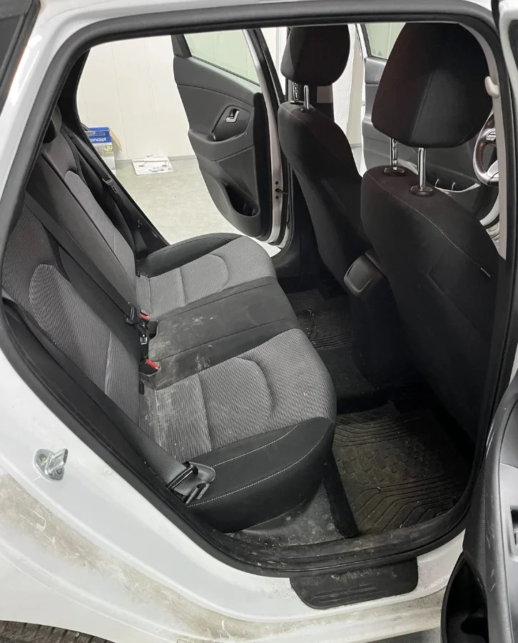 Hloubkové čištění textilních autosedaček vč. ručního kartáčování