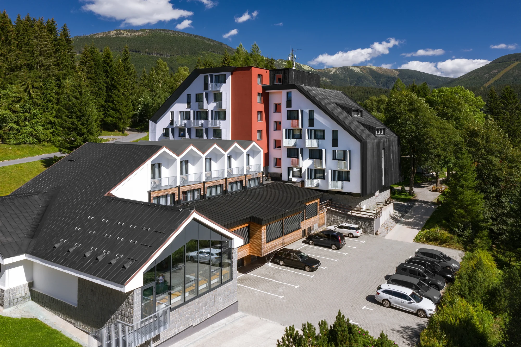 Aktivní dovolená v Krkonoších: polopenze, wellness, bazén i lanovky zdarma
