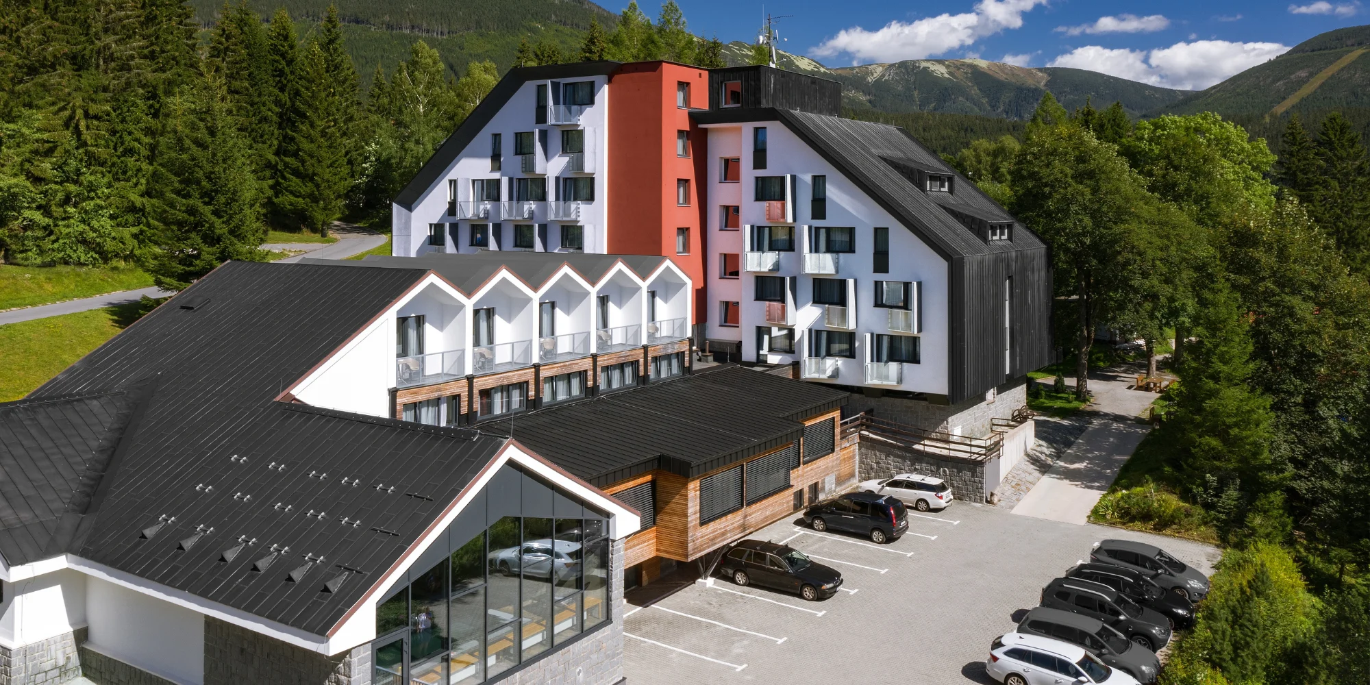 Aktivní dovolená v Krkonoších: polopenze, wellness, bazén i lanovky zdarma