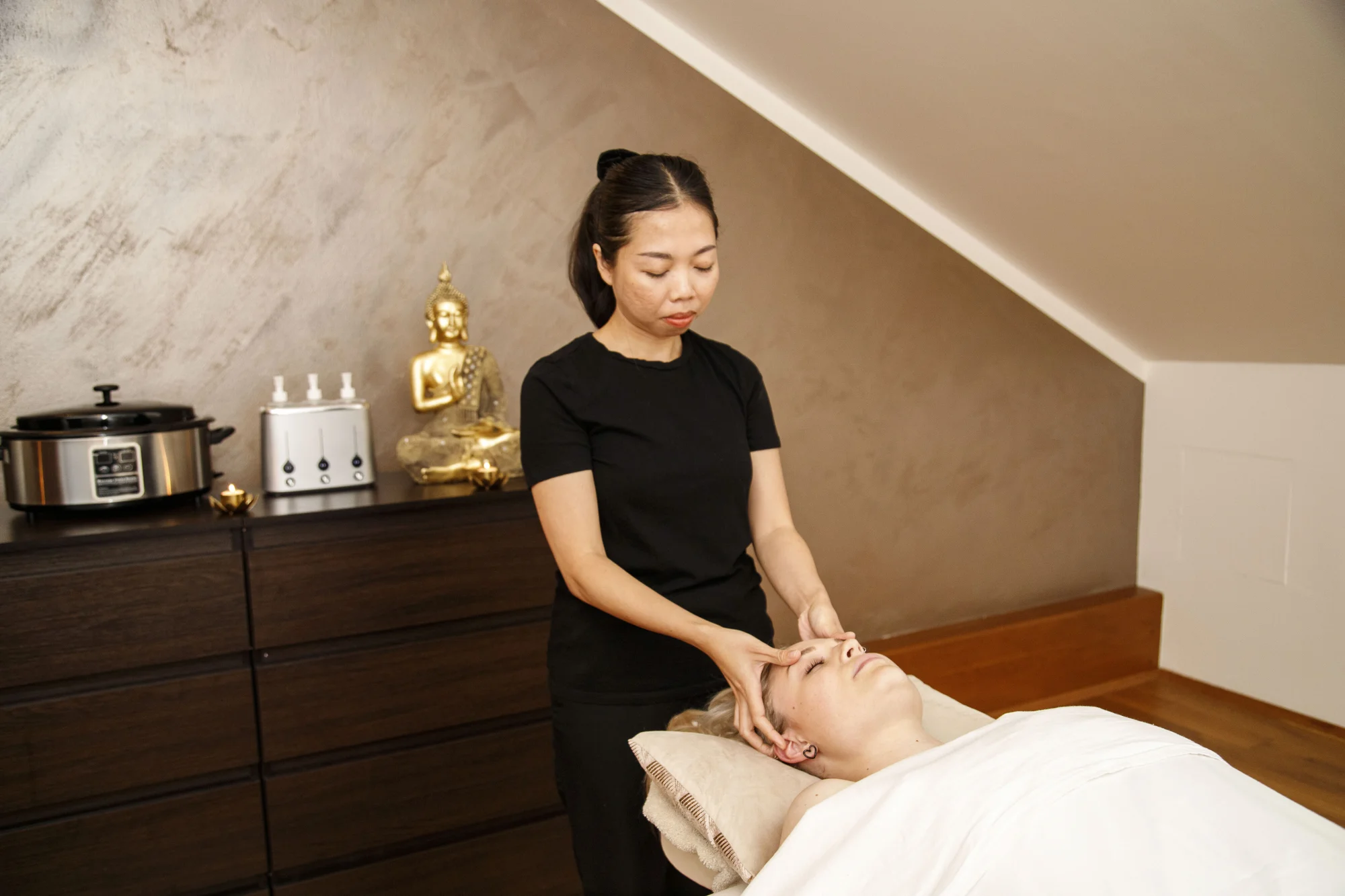 Masáž pod rukama masérek z Bali a Jávy: 30-90 min. relaxu, horké kameny, reflexní i thajská - obrázek 6