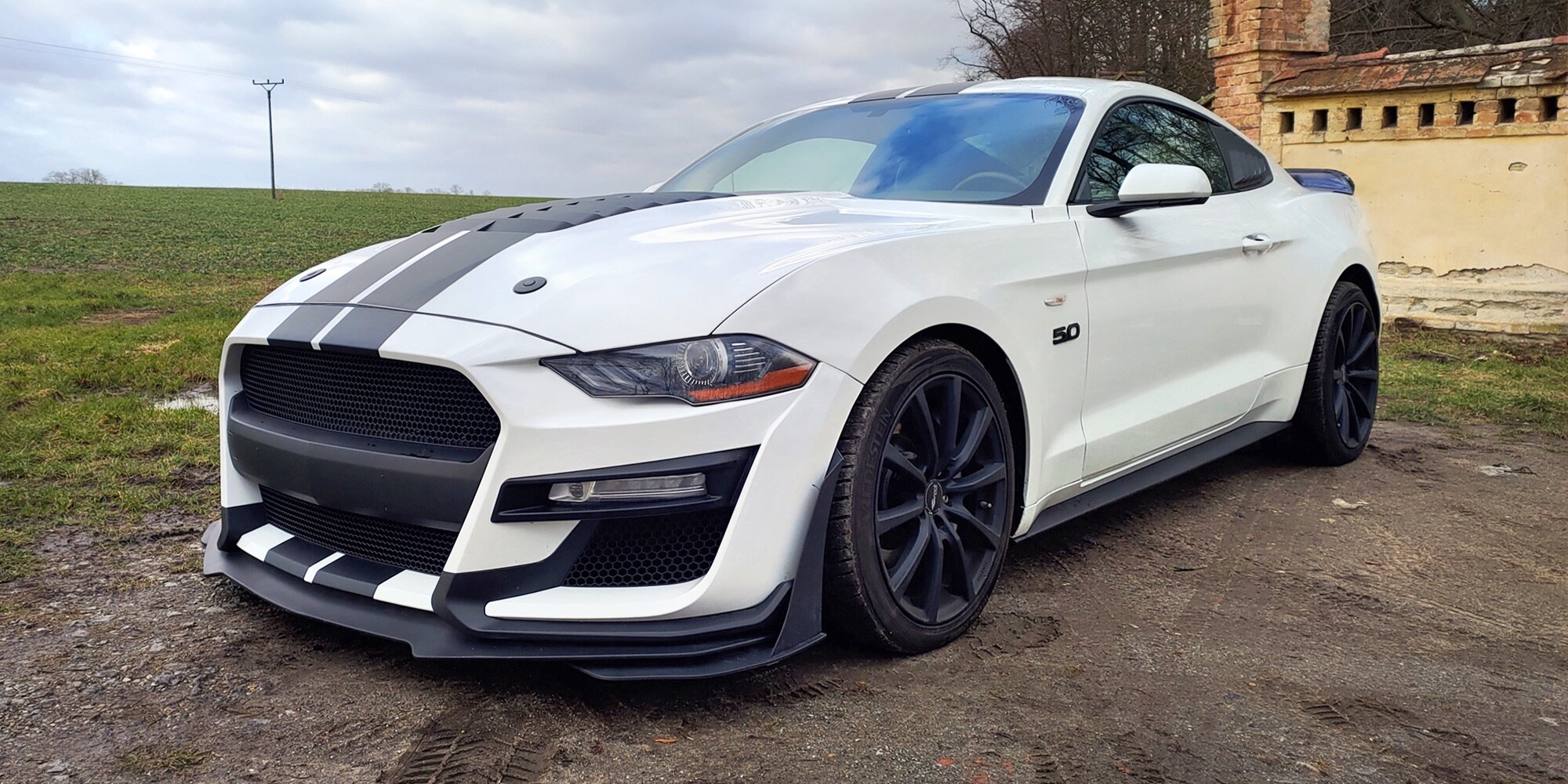 Ford Mustang 5.0 V8: spolujízda, řízení i pronájem