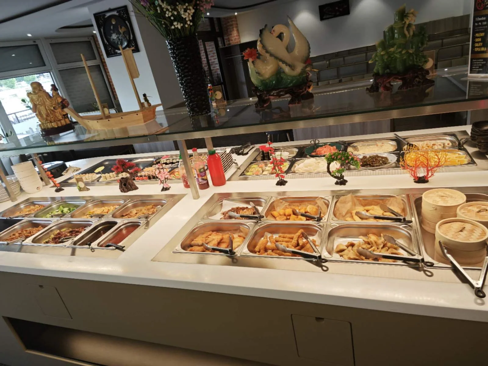 2hodinové all you can eat s obsluhou: sushi a asijské speciality v bistru v Nových Butovicích