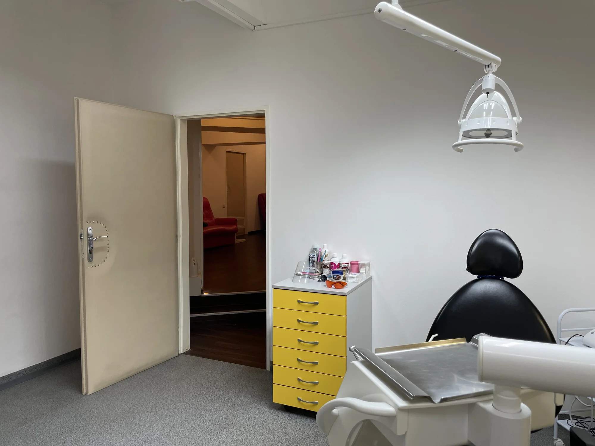 Dentální péče pro dospělé: dentální hygiena s odstraněním zubního kamene, air-flow a bělením zubů