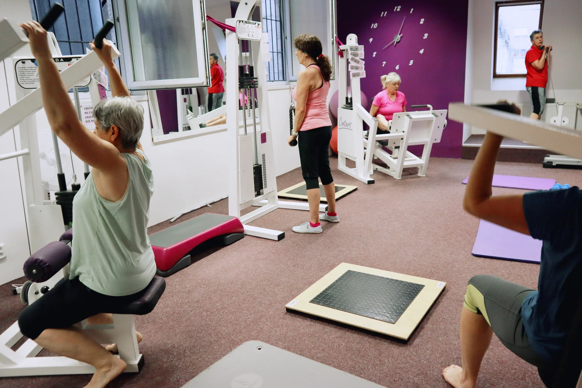 Fitness Contours pro ženy: měsíční nebo tříměsíční neomezená permanentka