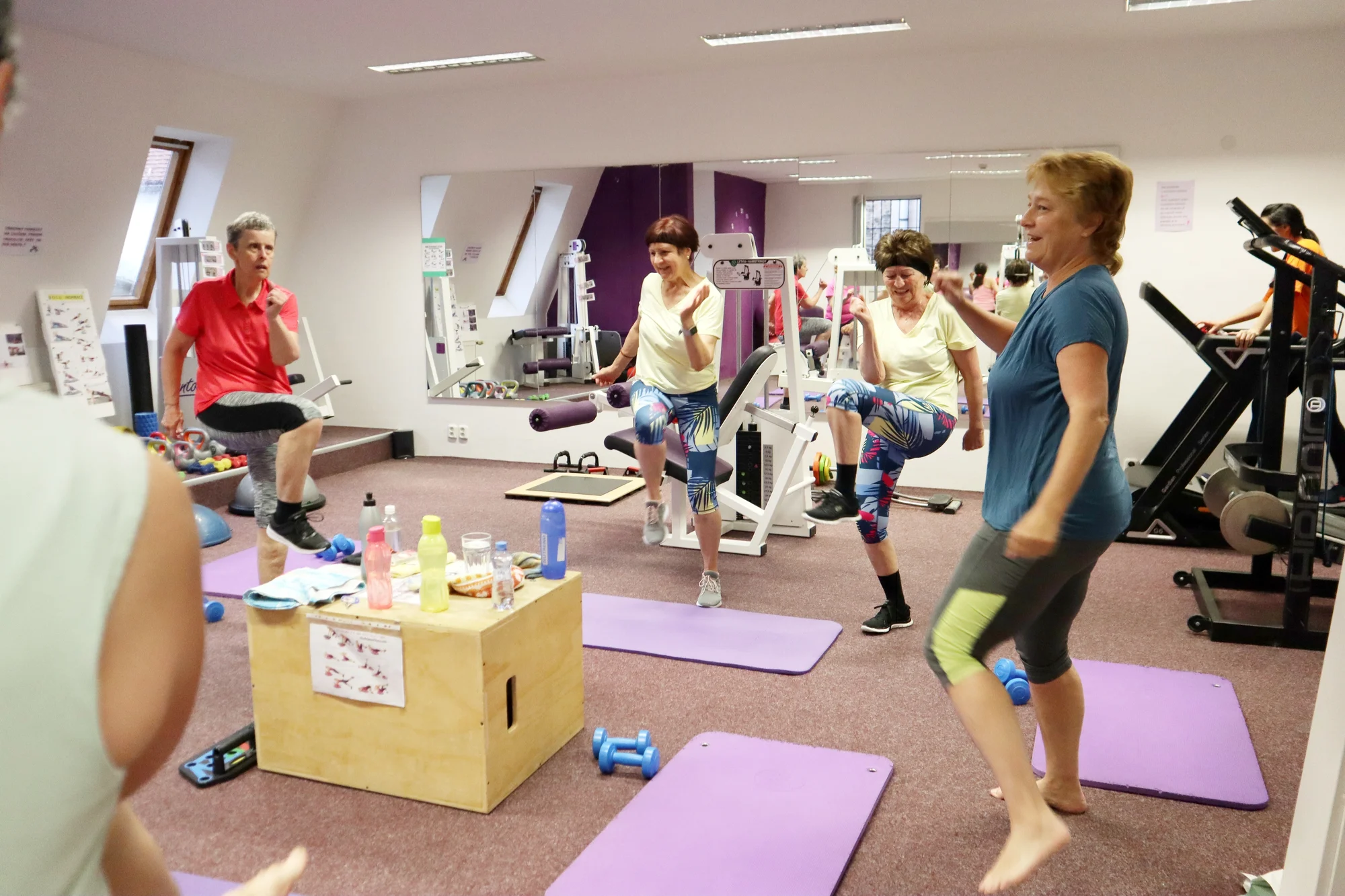 Fitness Contours pro ženy: měsíční nebo tříměsíční neomezená permanentka