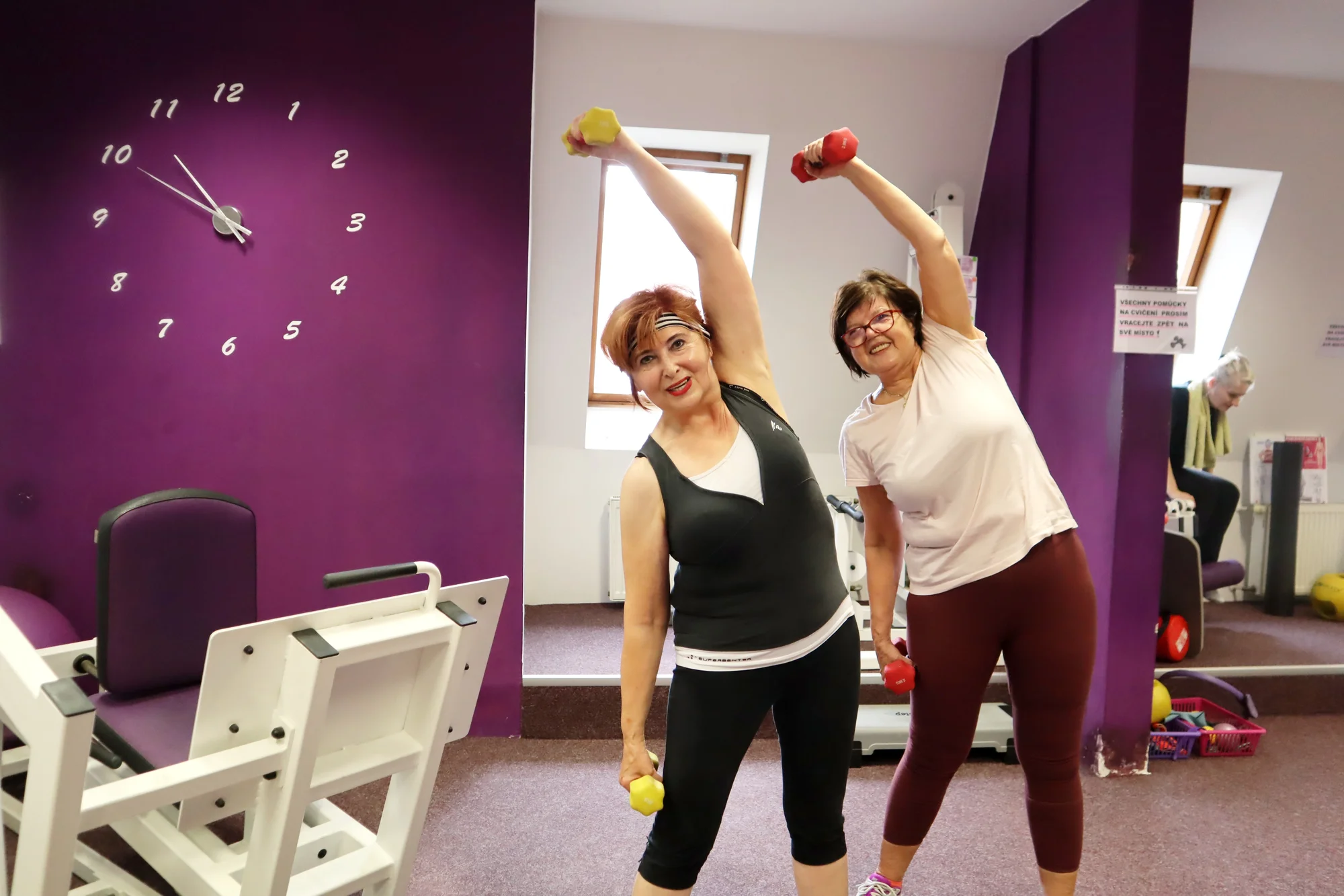 Fitness Contours pro ženy: měsíční nebo tříměsíční neomezená permanentka