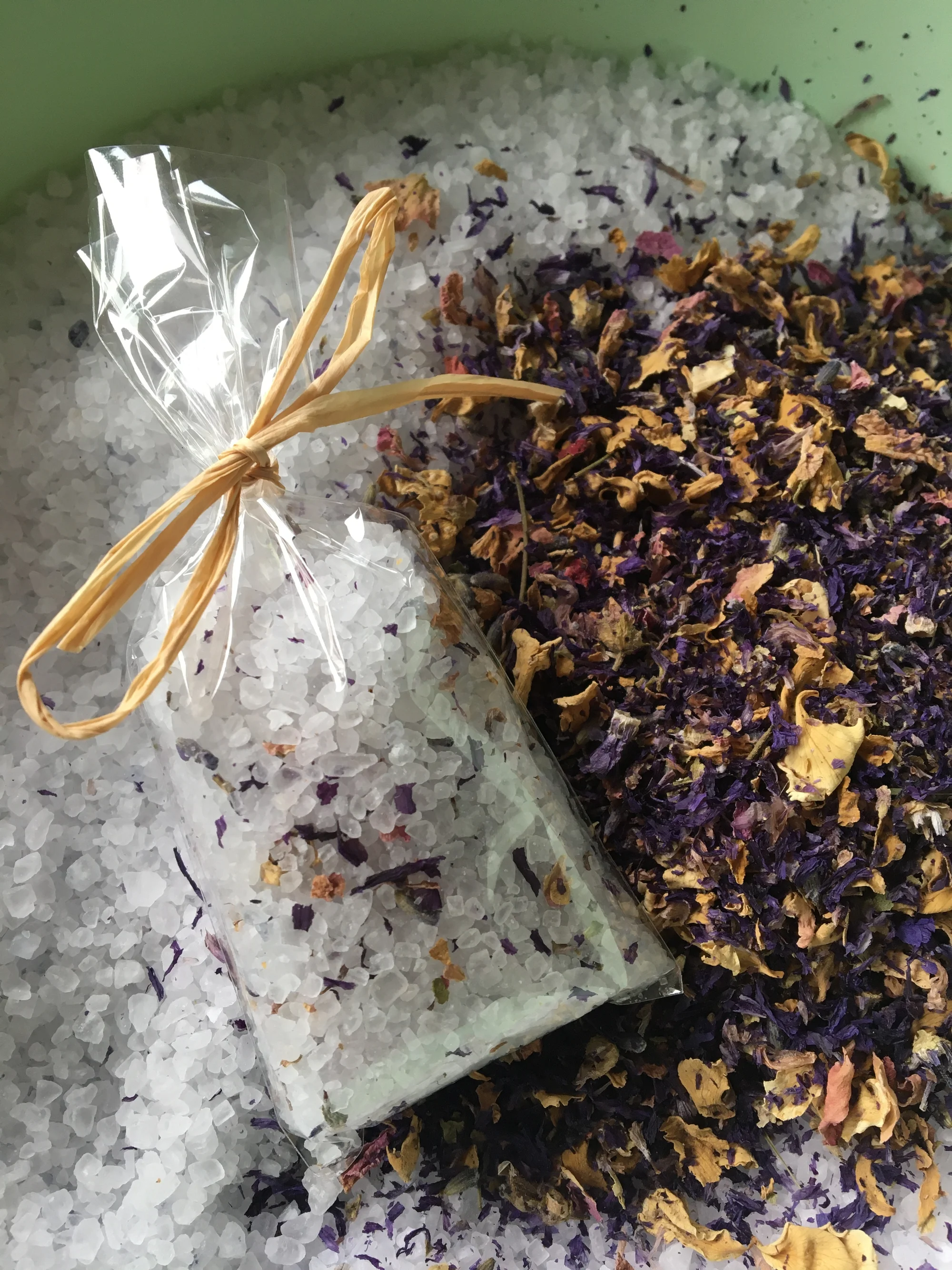 Květinové a bylinkové workshopy: míchání bylinkového čaje, samosběr, výroba soli nebo vazba kytice