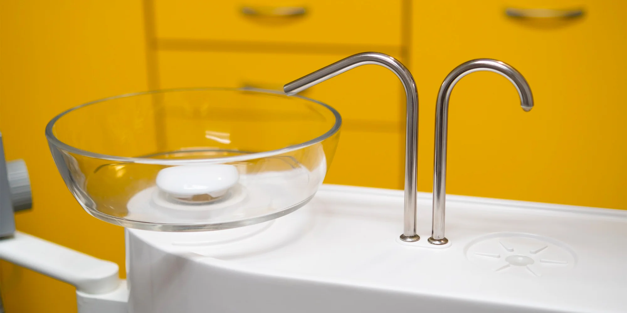 Dentální péče pro dospělé: dentální hygiena s odstraněním zubního kamene, air-flow a bělením zubů