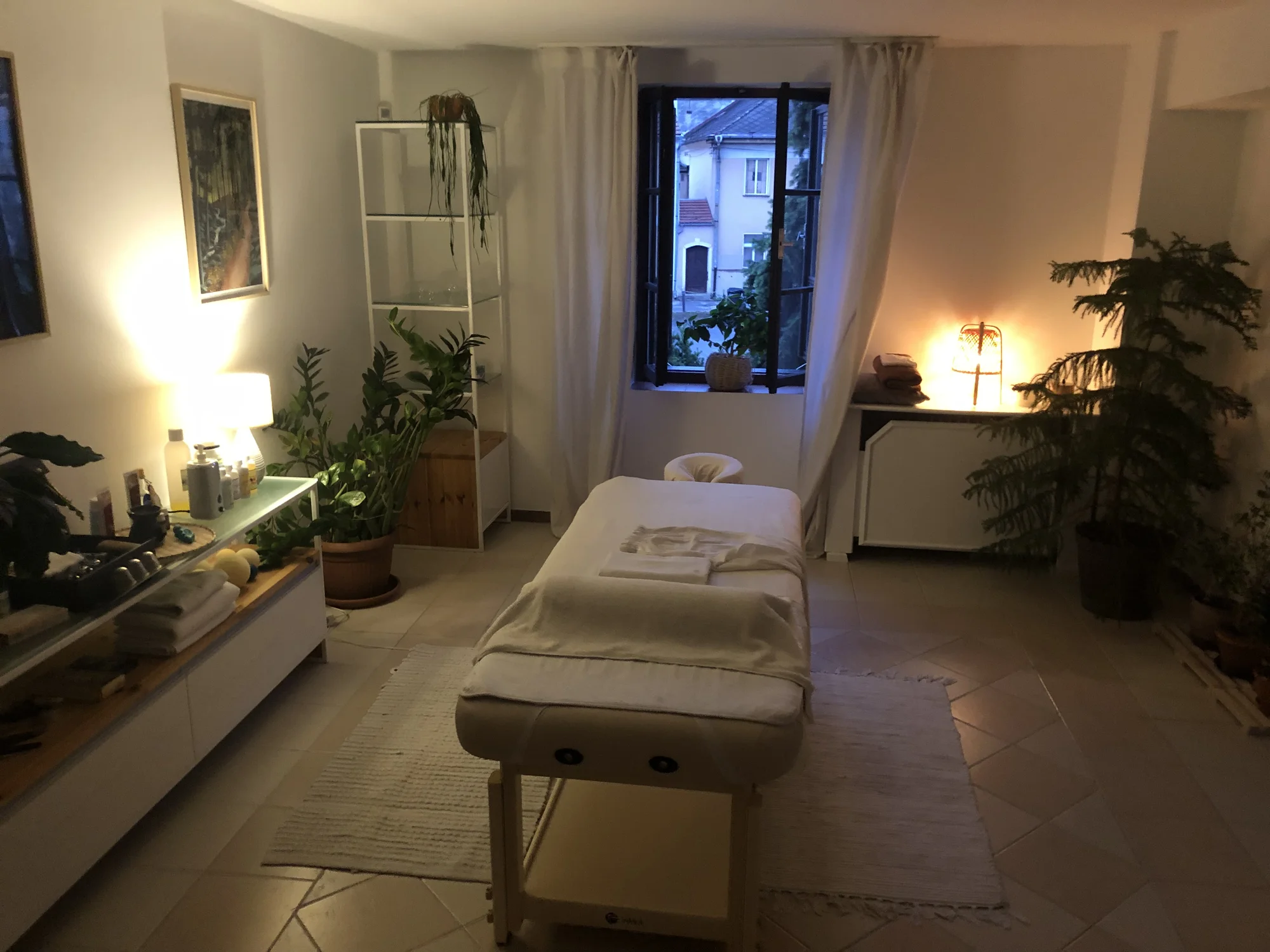 Částečná nebo celotělová relaxační masáž, ošetření reflexních bodů nebo lomi lomi
