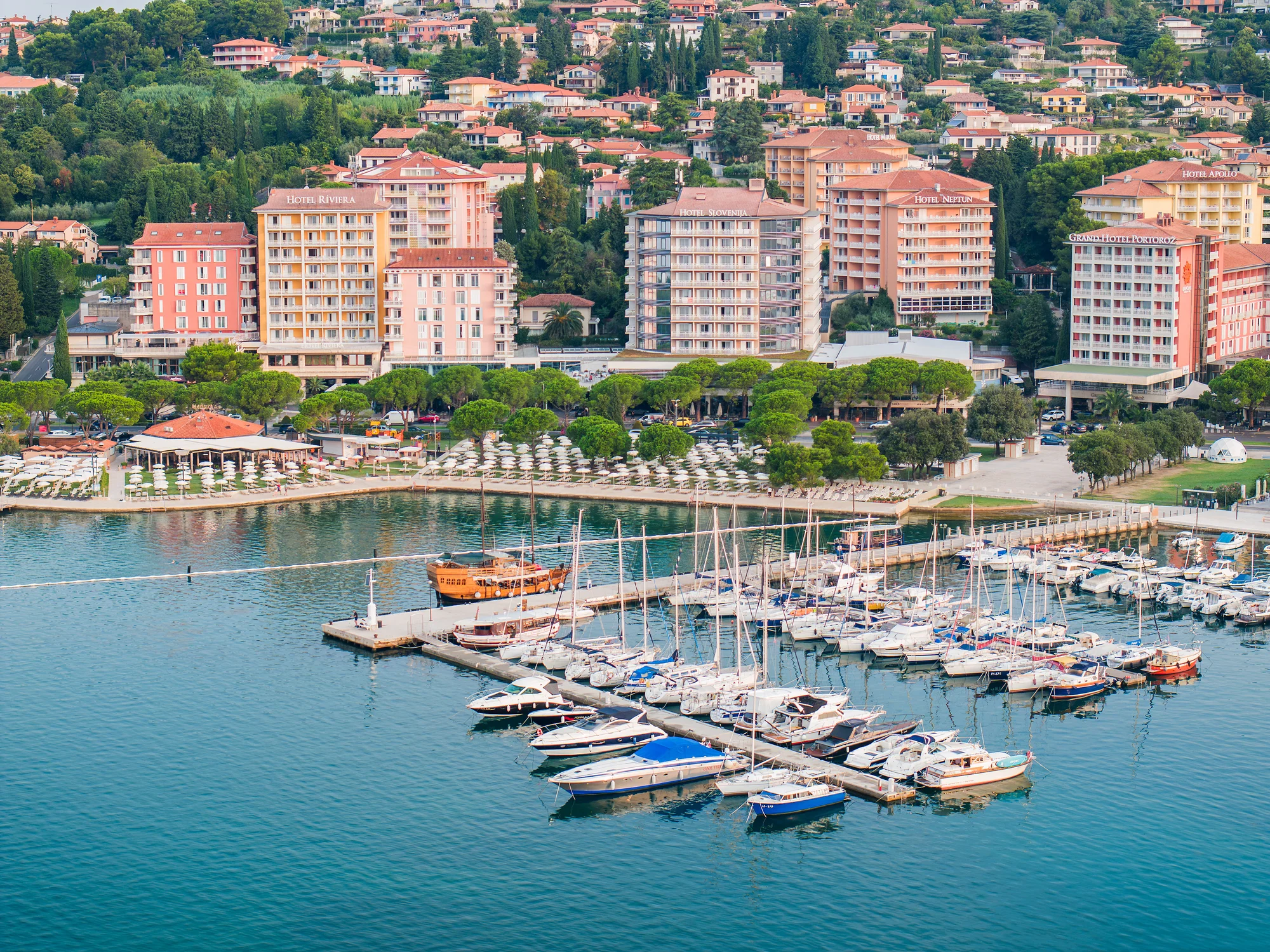 4* dovolená v Portoroži: hotel se soukromou pláží, polopenzí a bazény