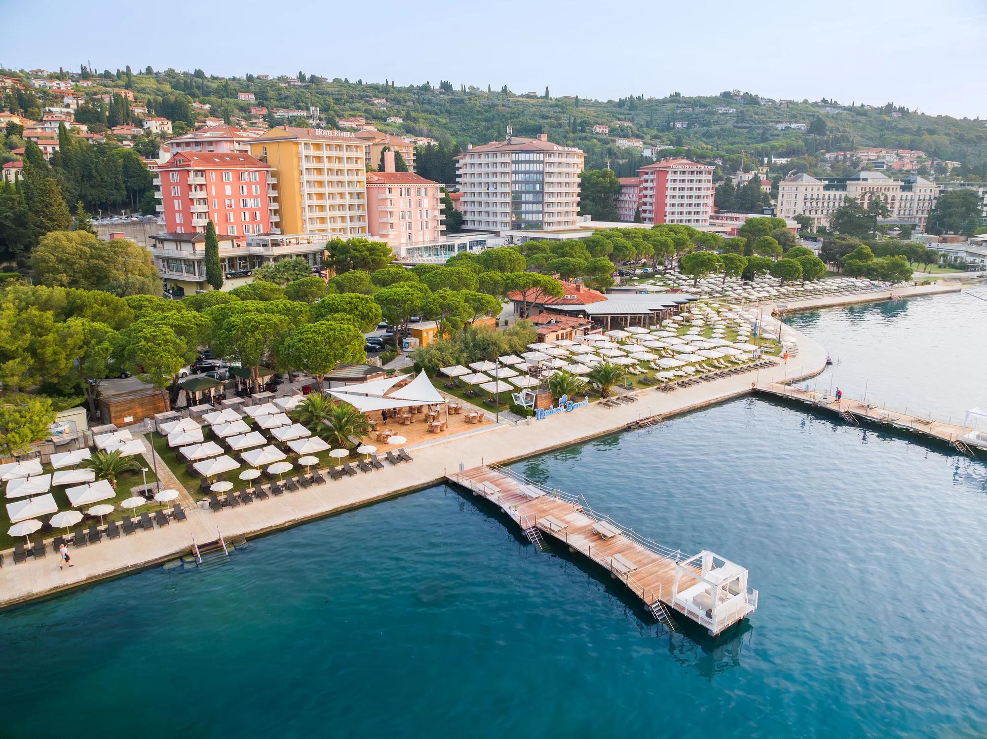 4* dovolená v Portoroži: hotel se soukromou pláží, polopenzí a bazény