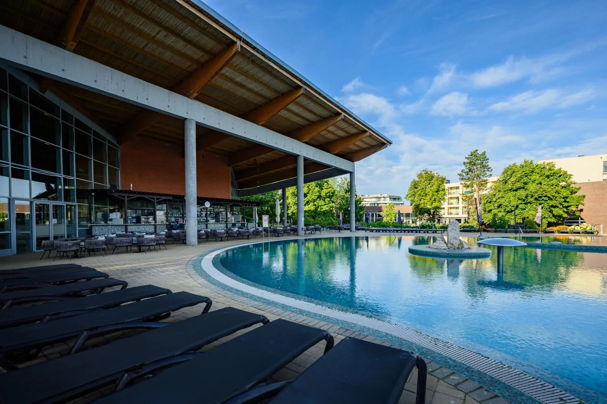 Luxusní rodinný pobyt u Balatonu: vlastní pláž, polopenze a neomezený vstup do 2 wellness center