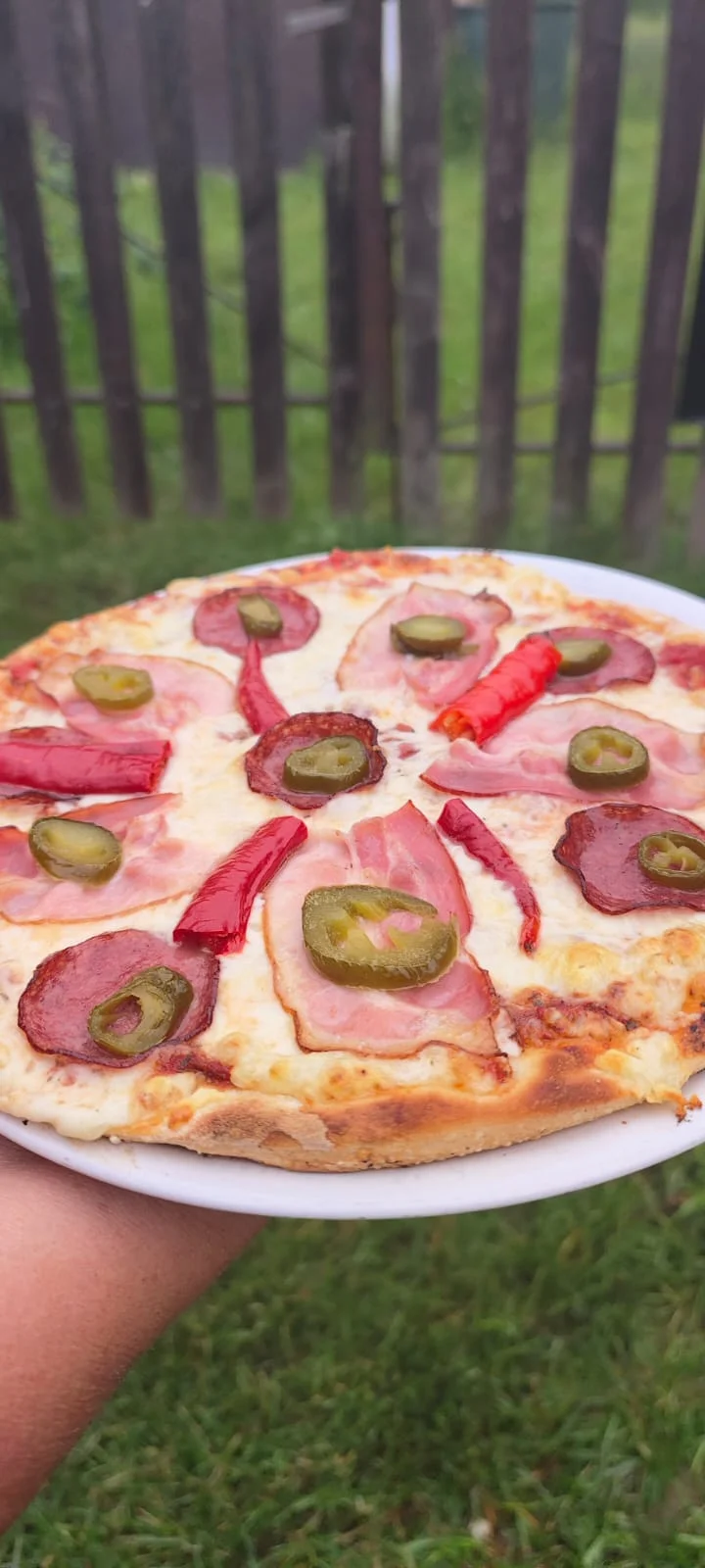 Maxi pizza o průměru 60 cm: sýrová, se šunkou nebo slaninová s kozími rohy