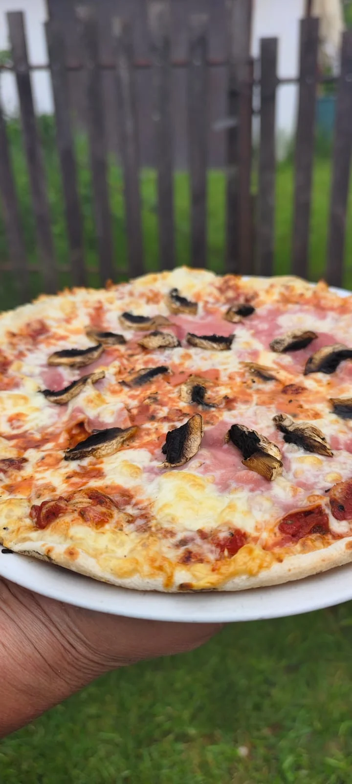 Maxi pizza o průměru 60 cm: sýrová, se šunkou nebo slaninová s kozími rohy