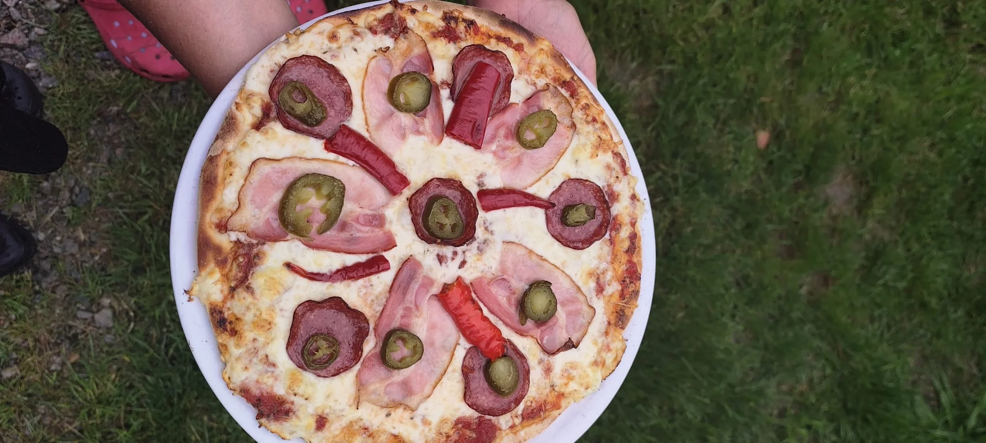 Maxi pizza o průměru 60 cm: sýrová, se šunkou nebo slaninová s kozími rohy