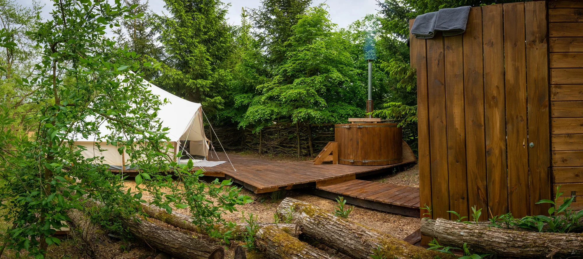 Glamping u Brd: moderní stan, vybavená kuchyň a horký sud až pro 4 osoby