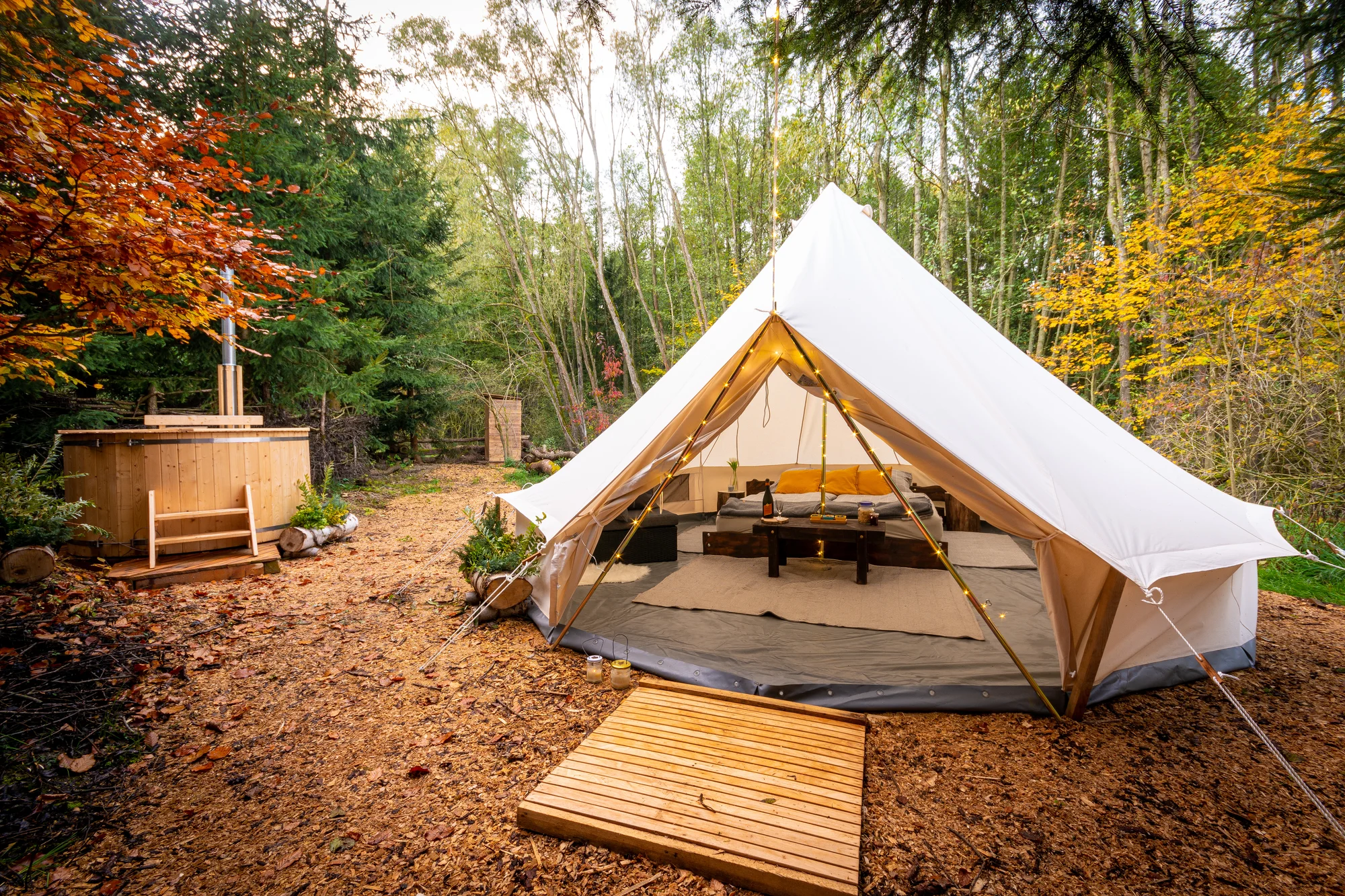 Glamping u Brd: moderní stan, vybavená kuchyň a horký sud až pro 4 osoby