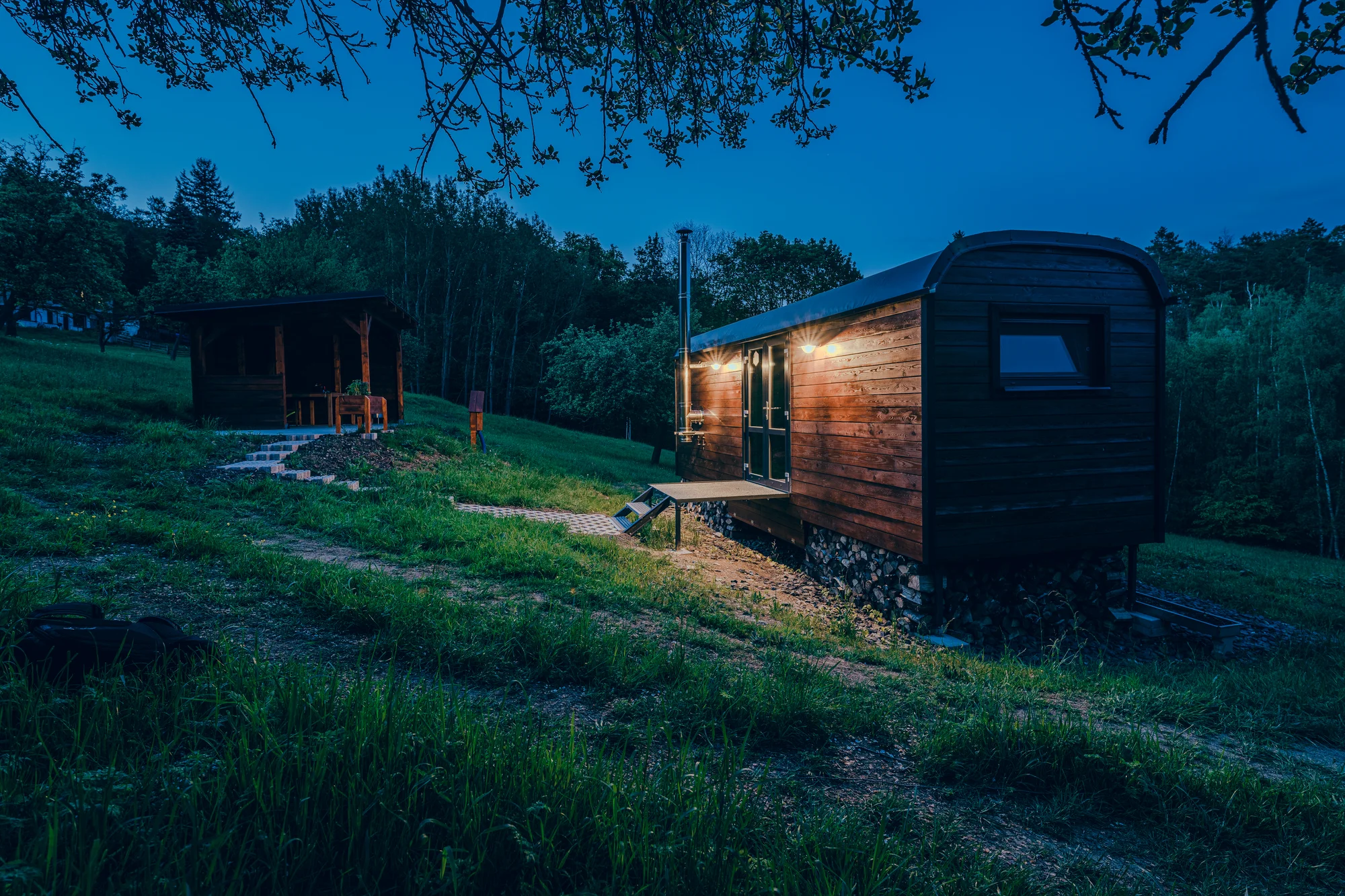 Netradiční ubytování v luxusně vybaveném včelíně s apiterapií jako bonus: finská sauna, možnost rybolovu, minibar