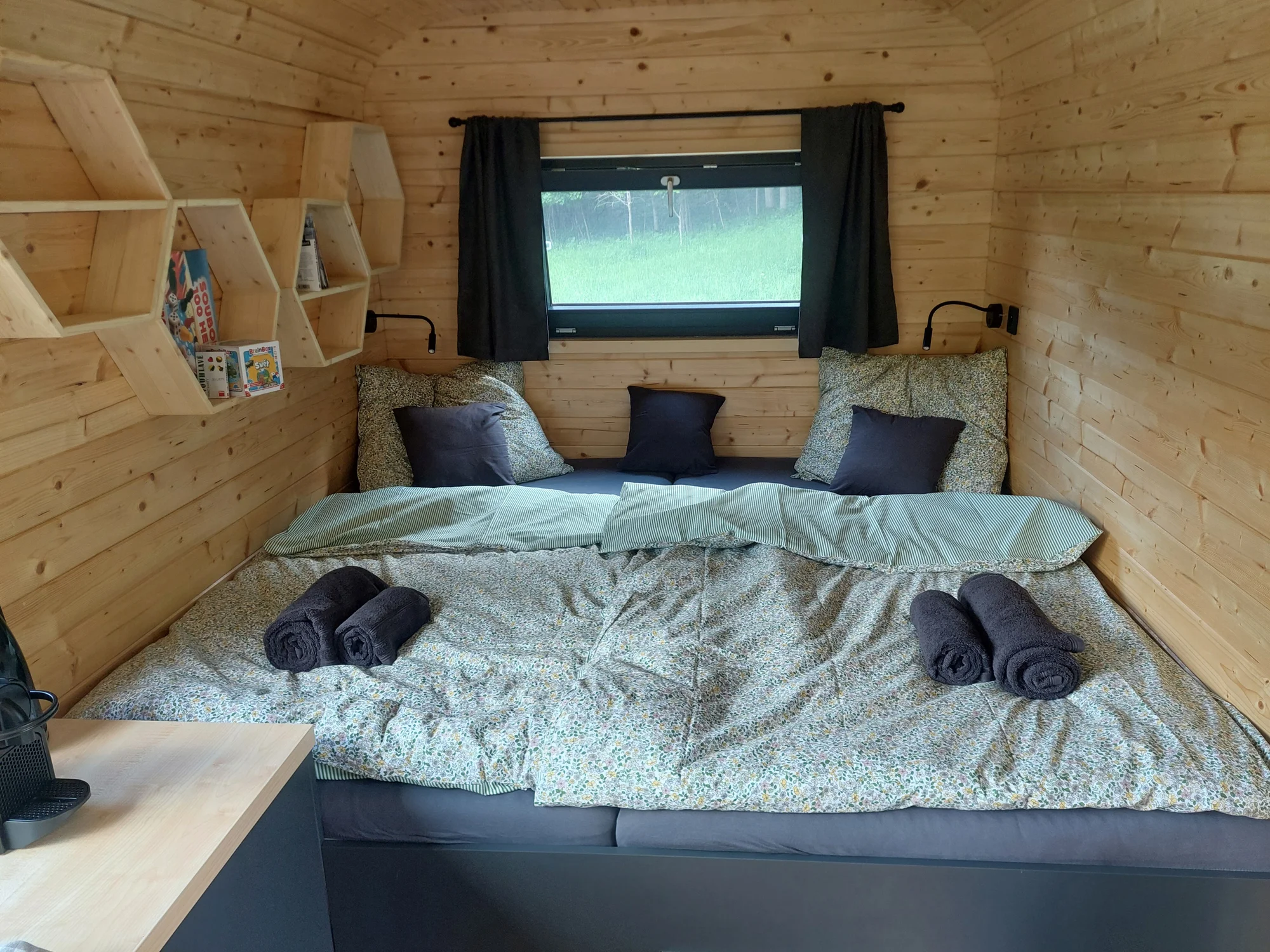 Netradiční ubytování v luxusně vybaveném včelíně s apiterapií jako bonus: finská sauna, možnost rybolovu, minibar