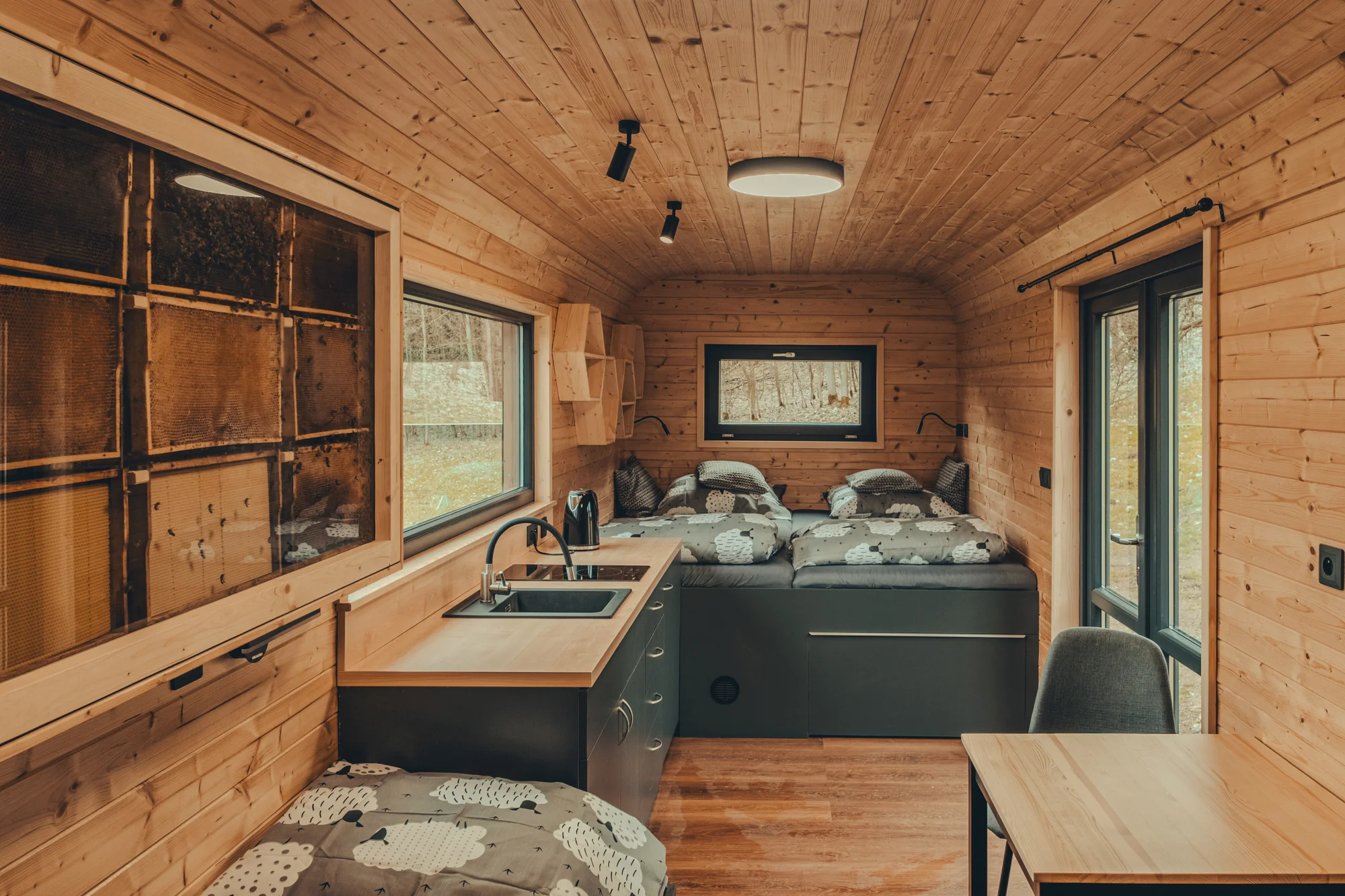 Netradiční ubytování v luxusně vybaveném včelíně s apiterapií jako bonus: finská sauna, možnost rybolovu, minibar