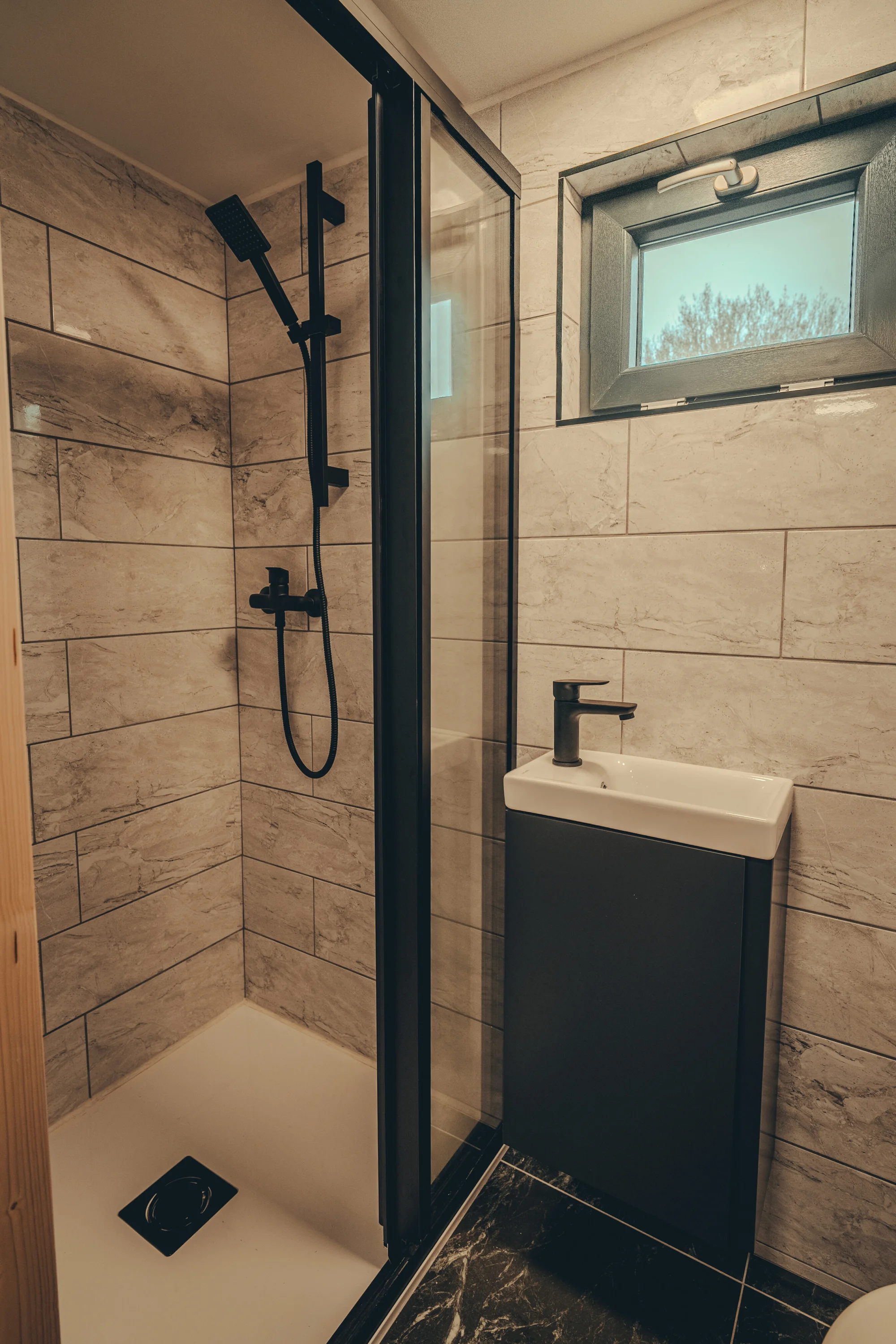Netradiční ubytování v luxusně vybaveném včelíně s apiterapií jako bonus: finská sauna, možnost rybolovu, minibar