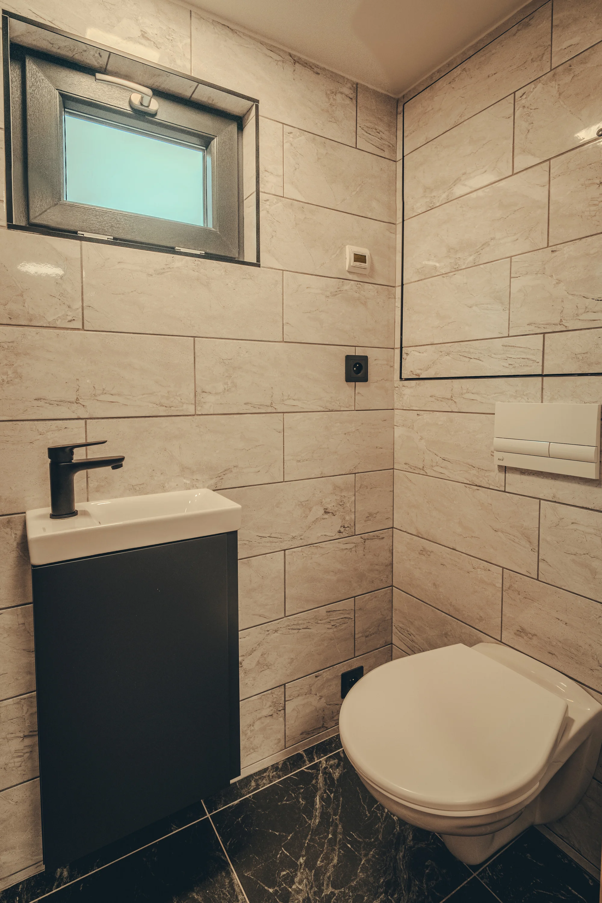Netradiční ubytování v luxusně vybaveném včelíně s apiterapií jako bonus: finská sauna, možnost rybolovu, minibar