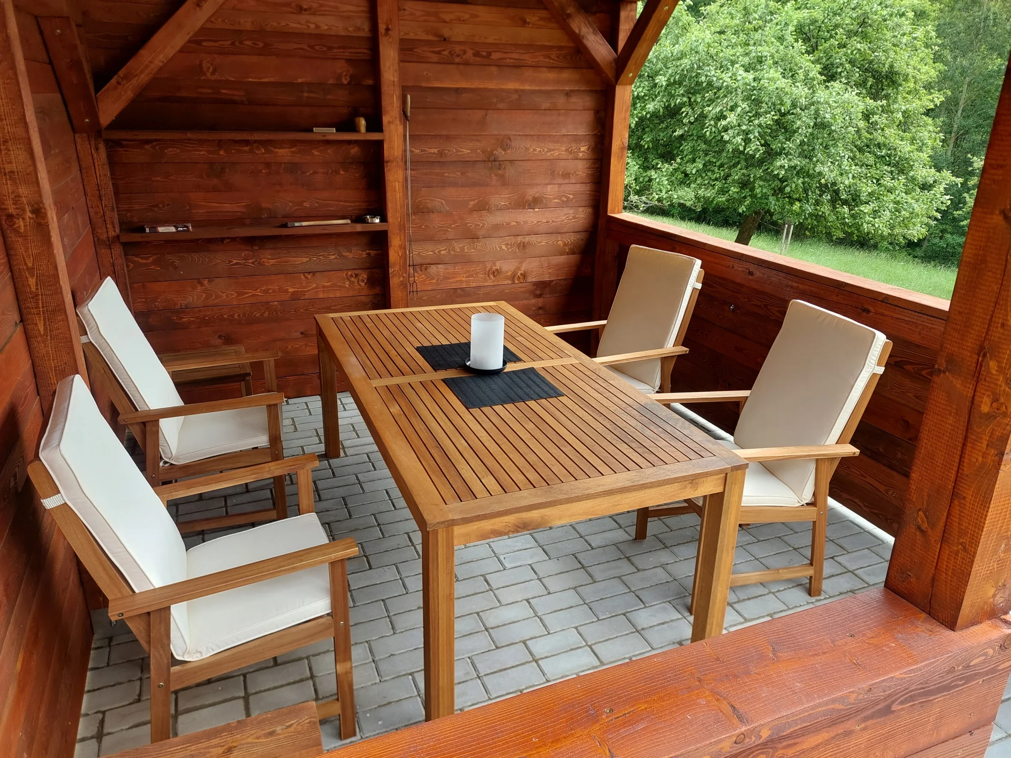 Netradiční ubytování v luxusně vybaveném včelíně s apiterapií jako bonus: finská sauna, možnost rybolovu, minibar