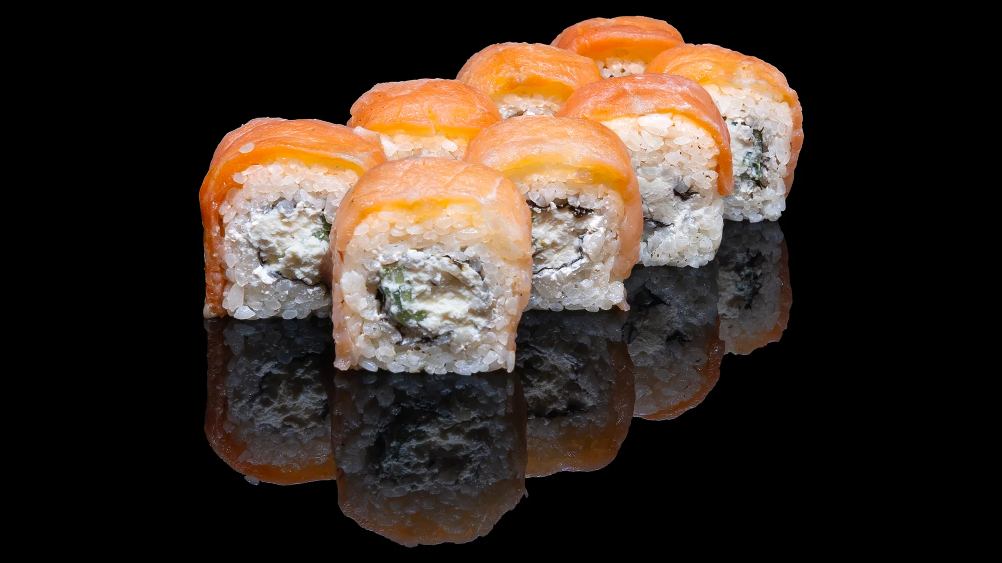 Degustační sushi set: 48 vymazlených rolek s lososem i úhořem v centru Prahy