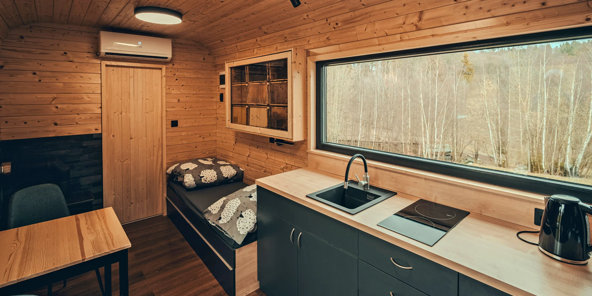 Netradiční ubytování v luxusně vybaveném včelíně s apiterapií jako bonus: finská sauna, možnost rybolovu, minibar
