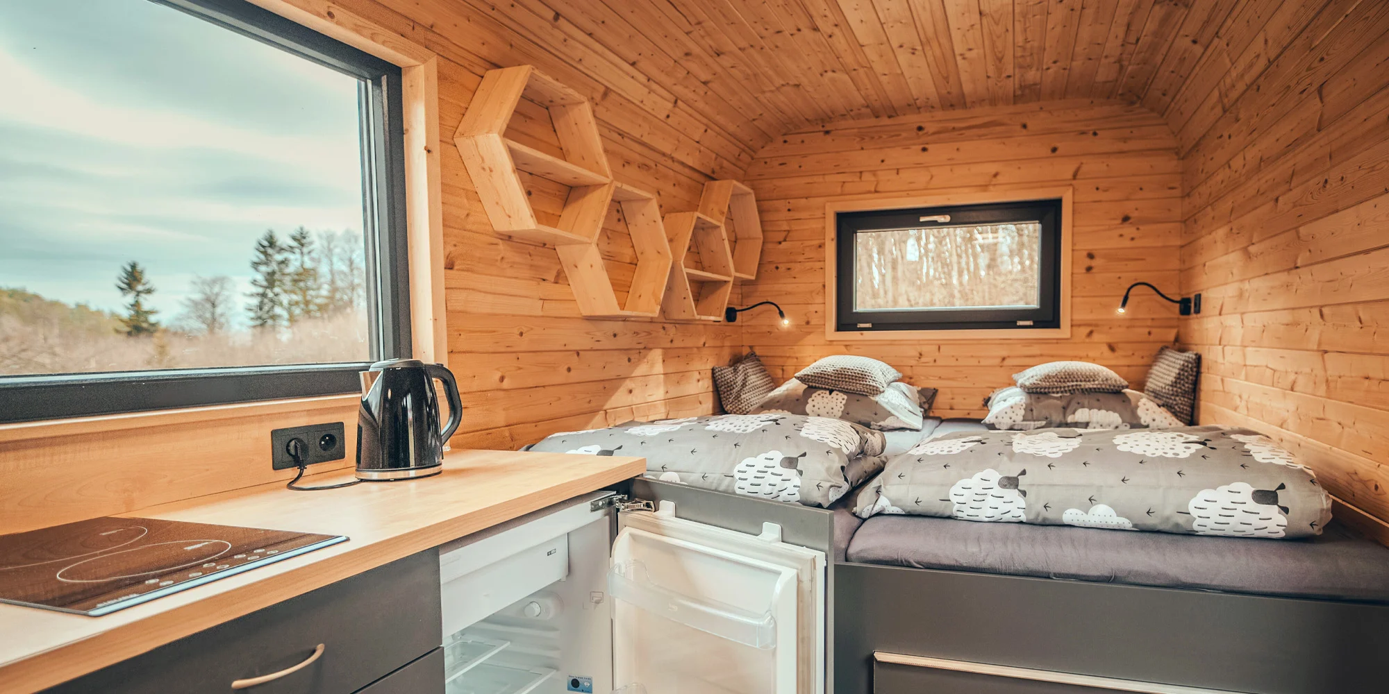 Netradiční ubytování v luxusně vybaveném včelíně s apiterapií jako bonus: finská sauna, možnost rybolovu, minibar