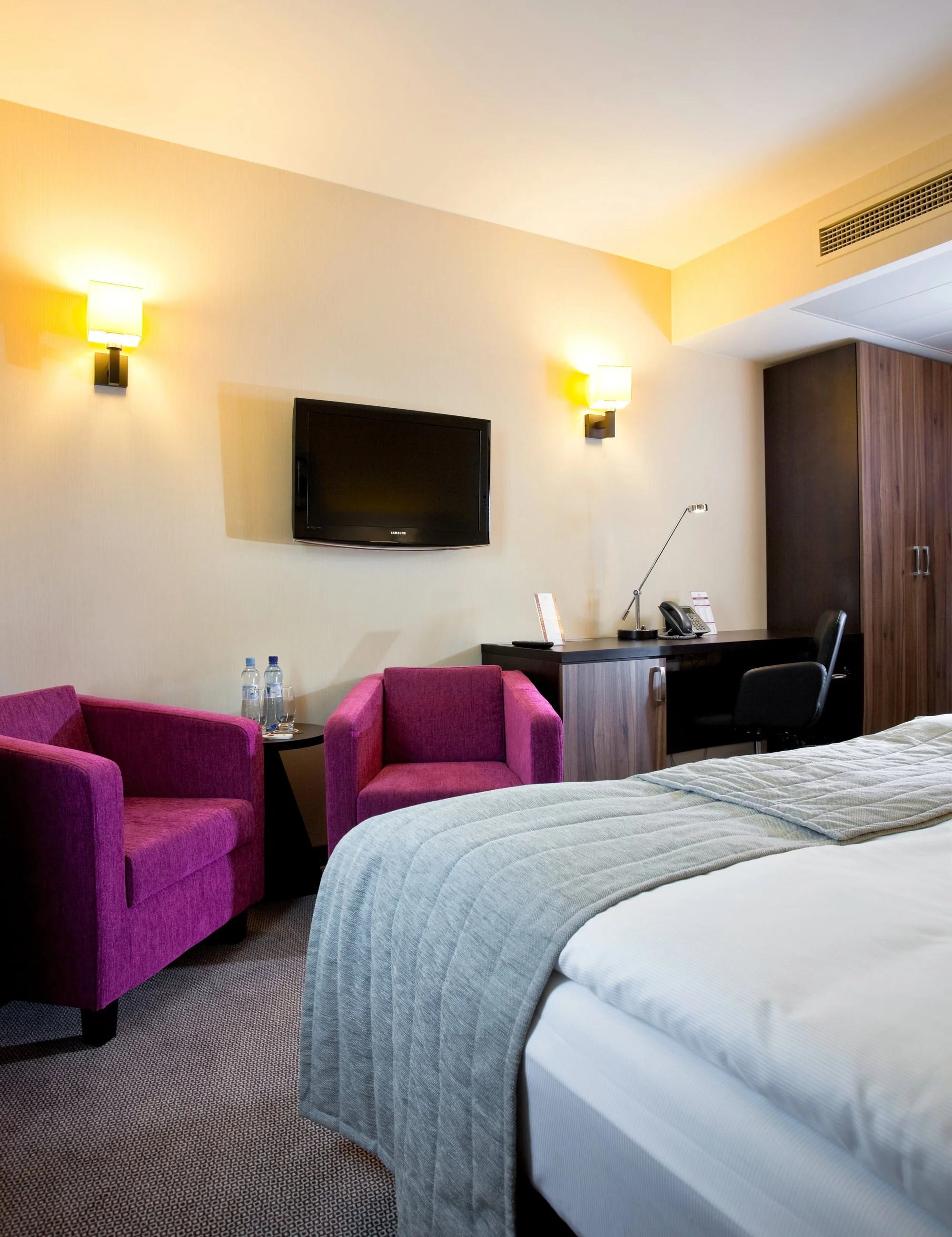 Moderní hotel v centru města Bielsko-Biała blízko u vlakového nádraží: snídaně i polopenze