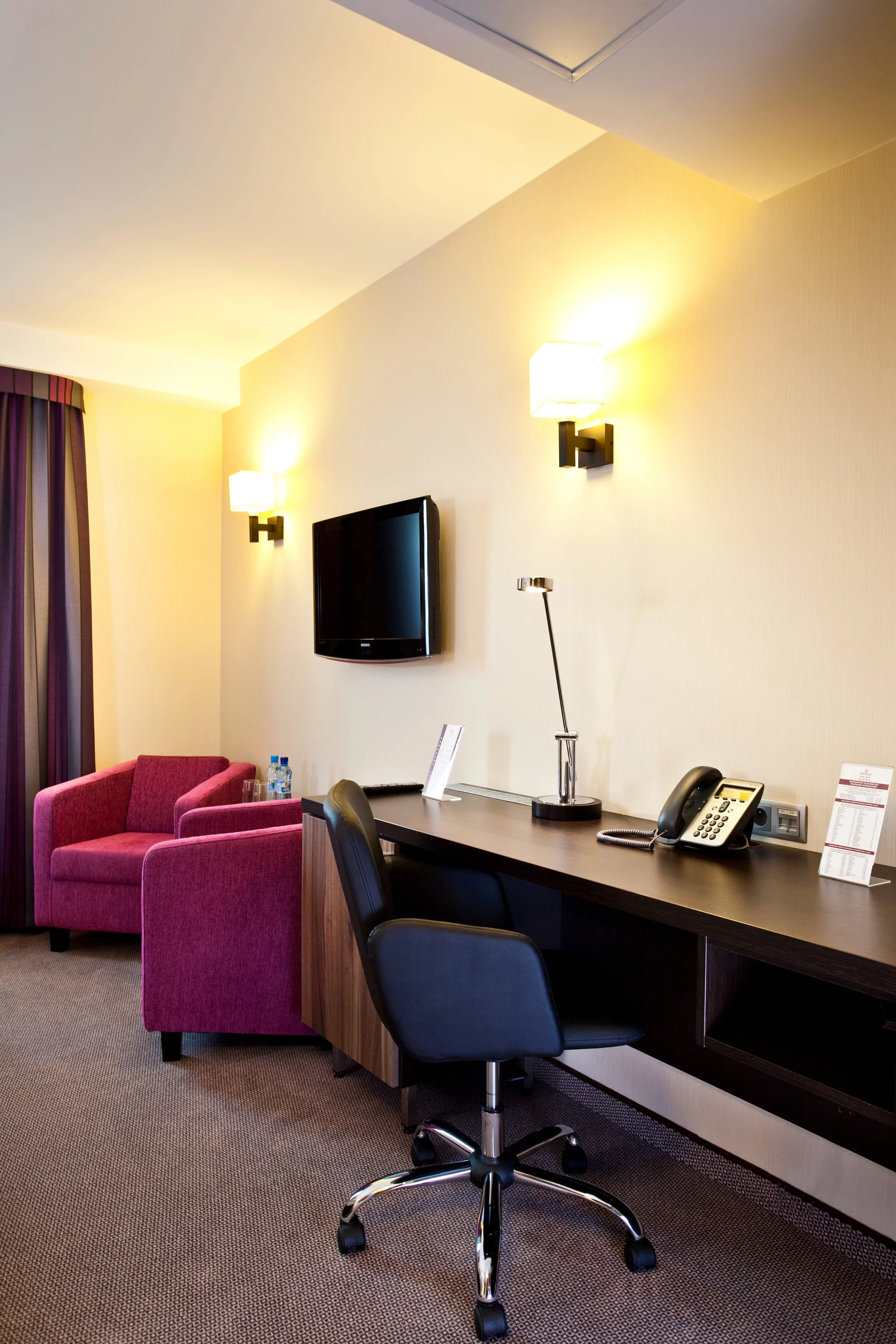 Moderní hotel v centru města Bielsko-Biała blízko u vlakového nádraží: snídaně i polopenze