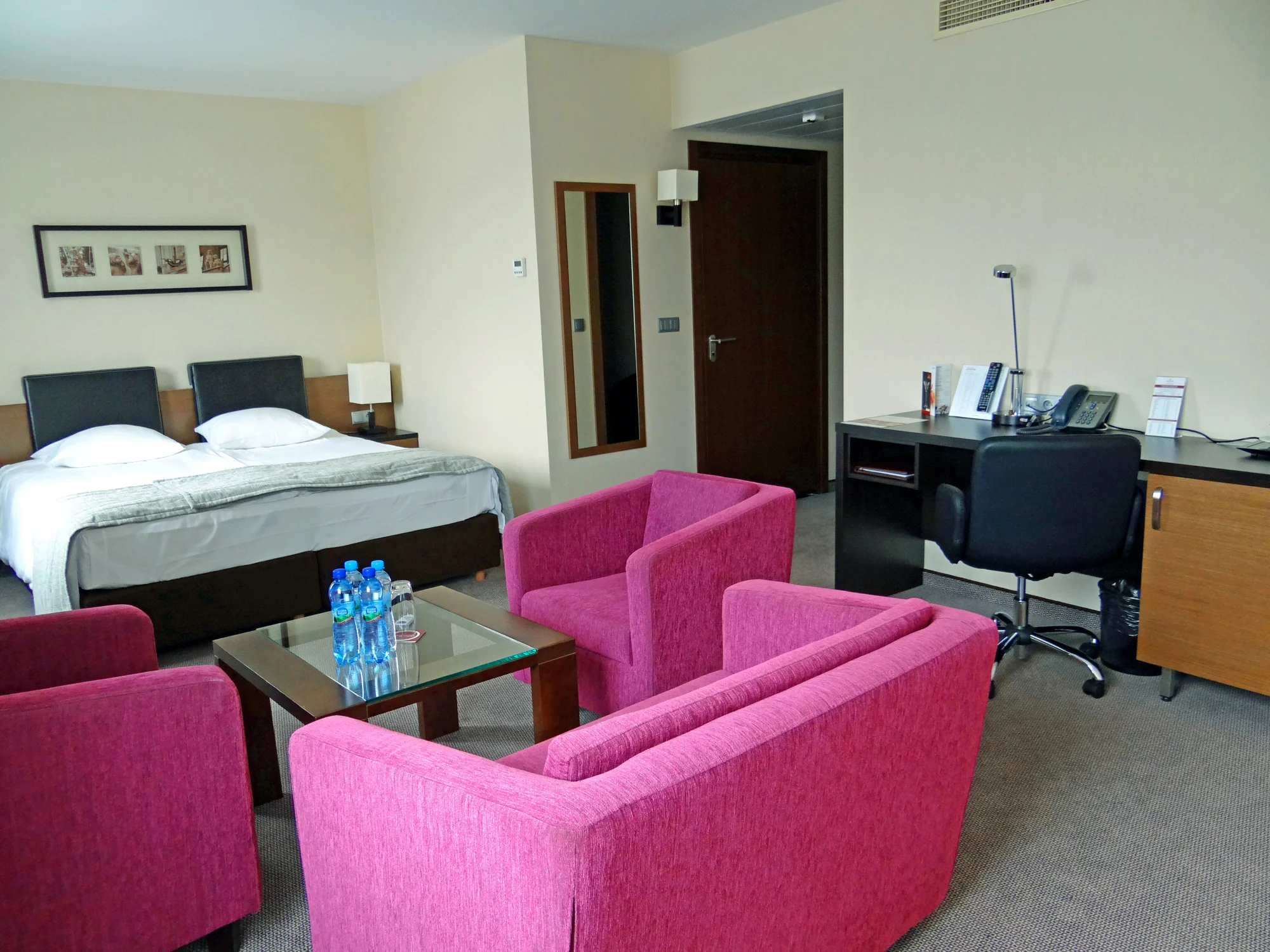 Moderní hotel v centru města Bielsko-Biała blízko u vlakového nádraží: snídaně i polopenze