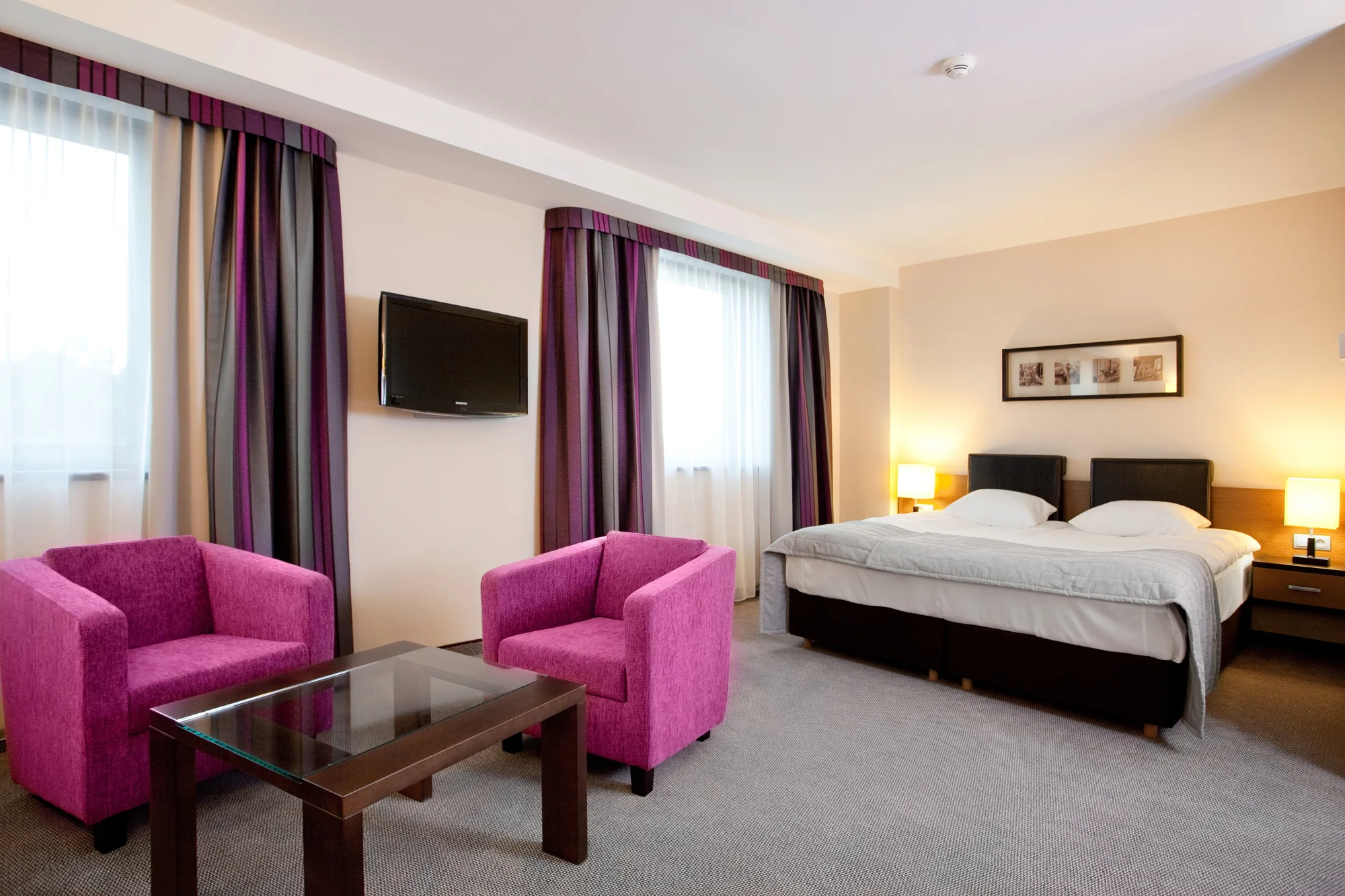 Moderní hotel v centru města Bielsko-Biała blízko u vlakového nádraží: snídaně i polopenze