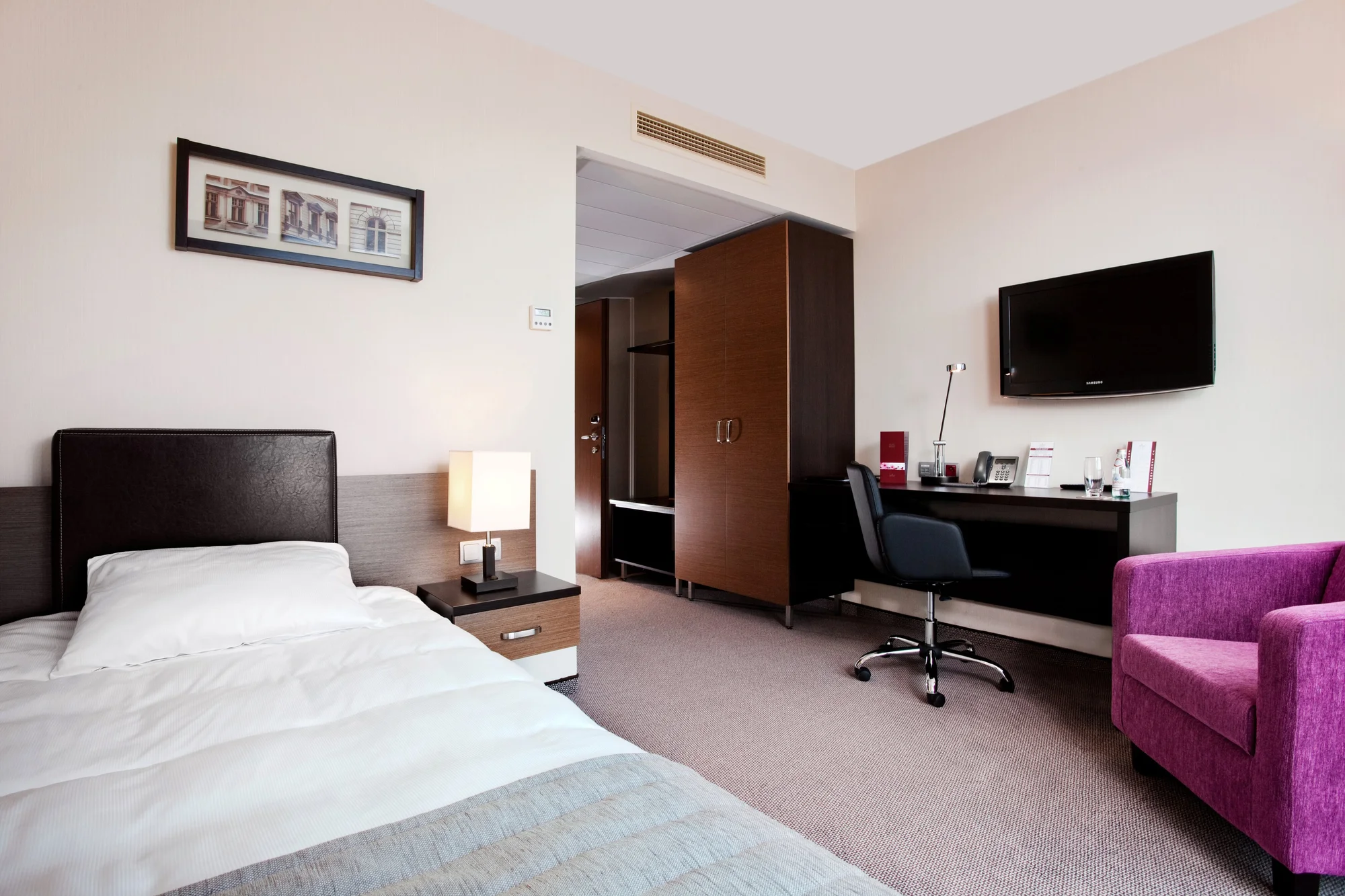 Moderní hotel v centru města Bielsko-Biała blízko u vlakového nádraží: snídaně i polopenze