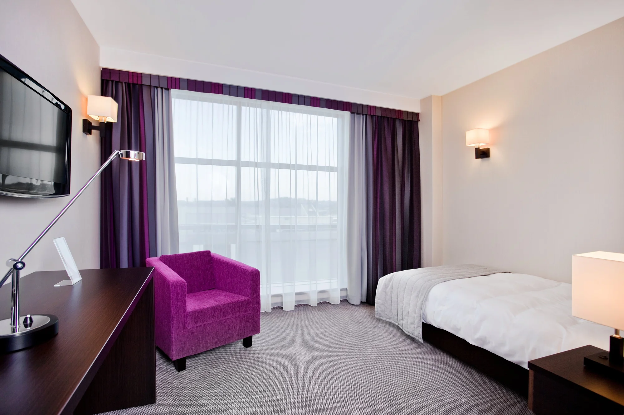 Moderní hotel v centru města Bielsko-Biała blízko u vlakového nádraží: snídaně i polopenze