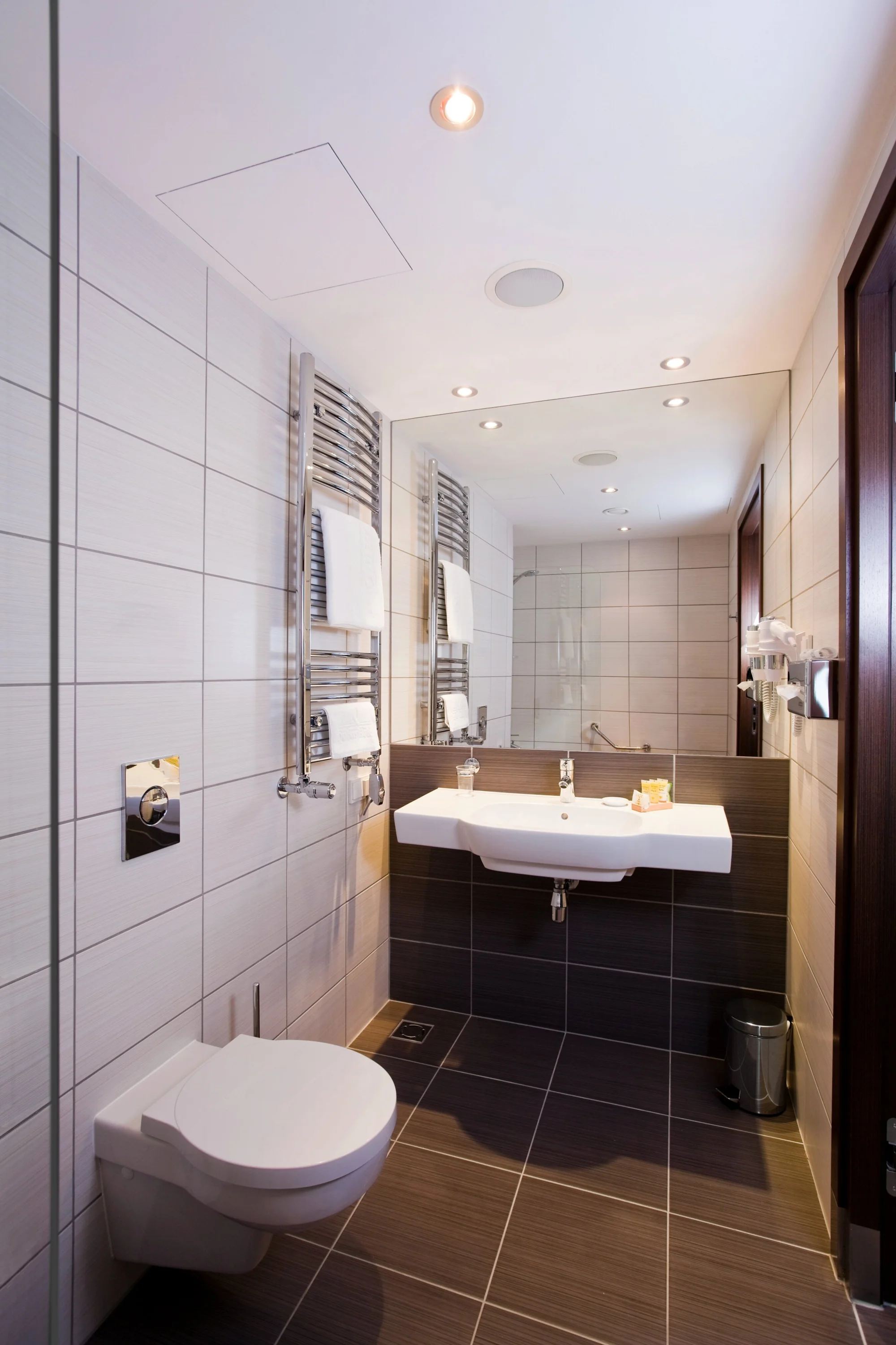 Moderní hotel v centru města Bielsko-Biała blízko u vlakového nádraží: snídaně i polopenze