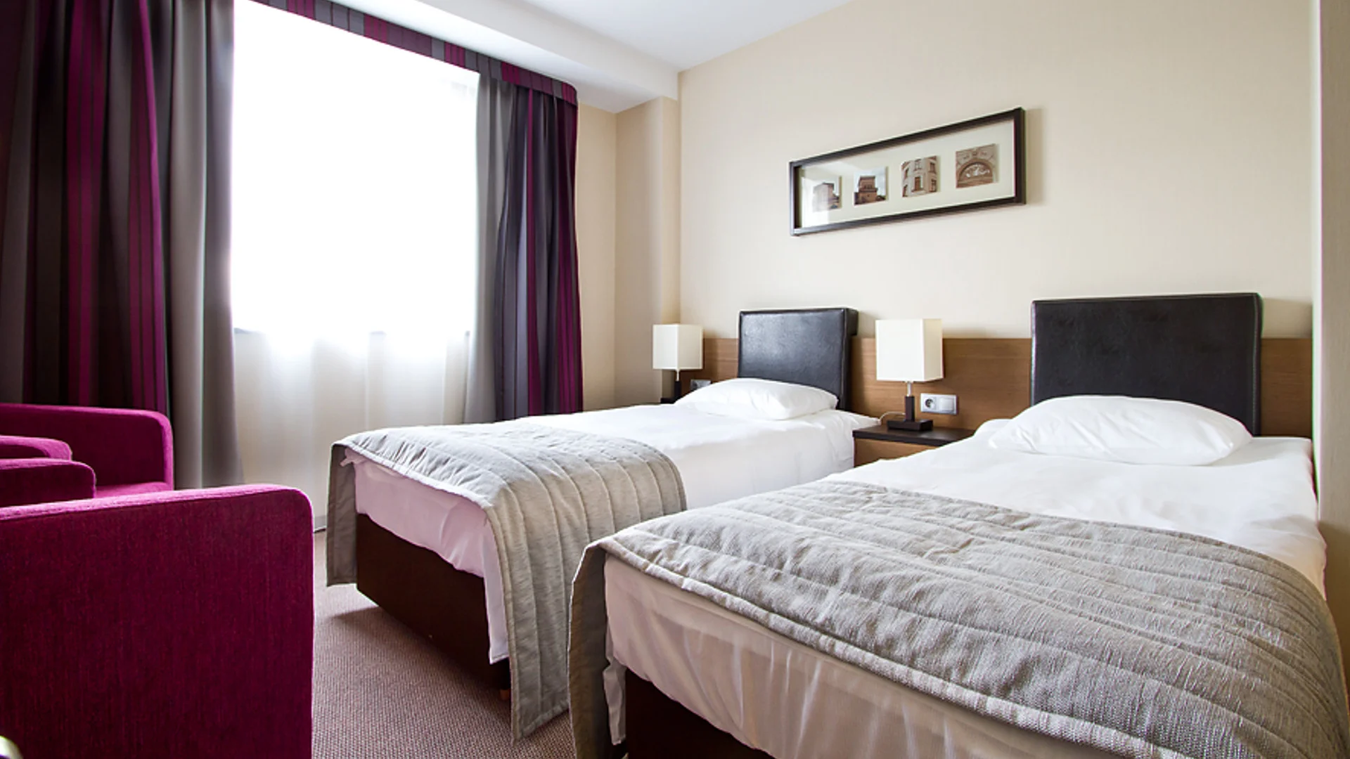 Moderní hotel v centru města Bielsko-Biała blízko u vlakového nádraží: snídaně i polopenze