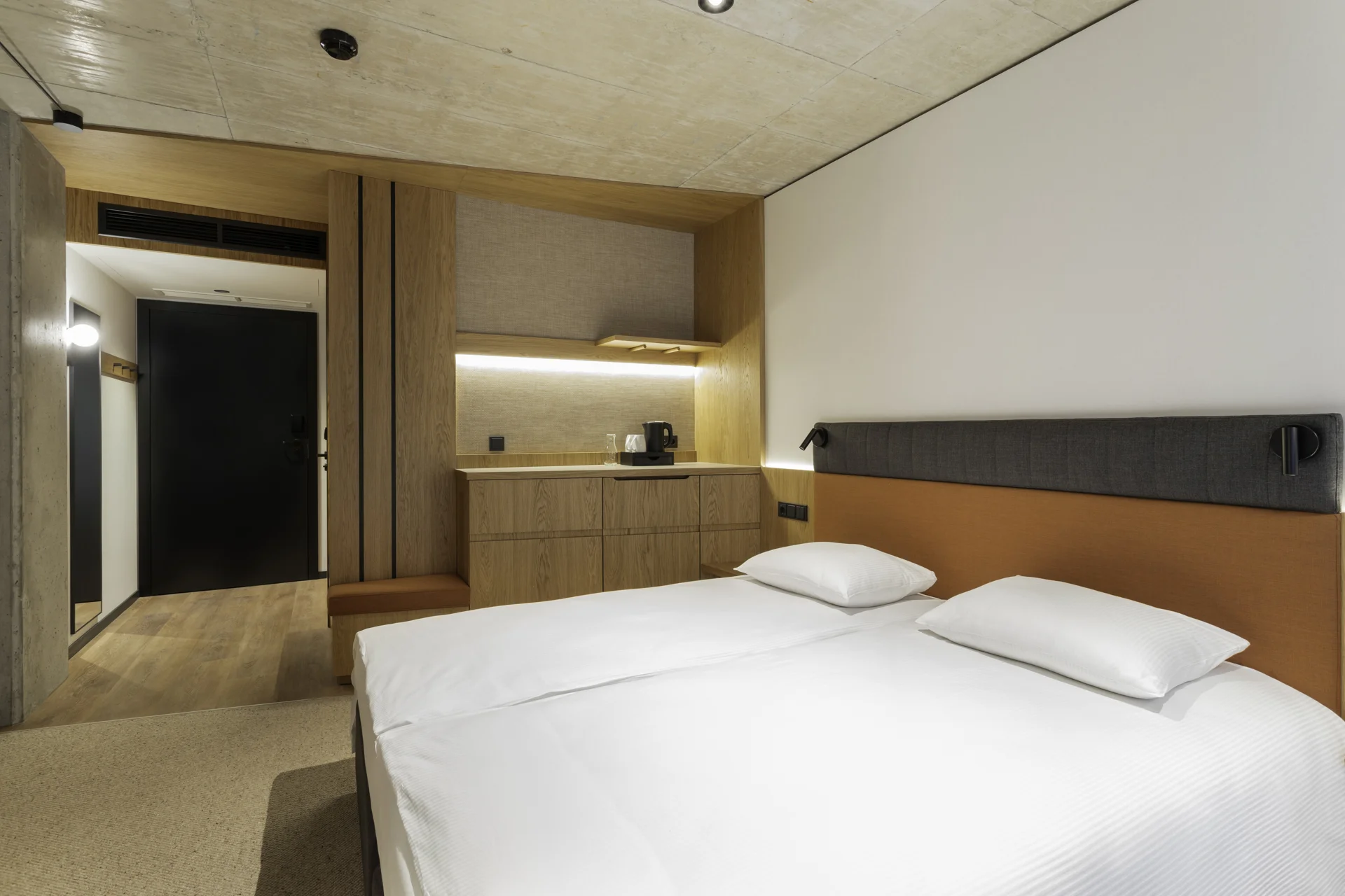 Nově postavený moderní hotel v samém centru Katovic s jídlem a saunou