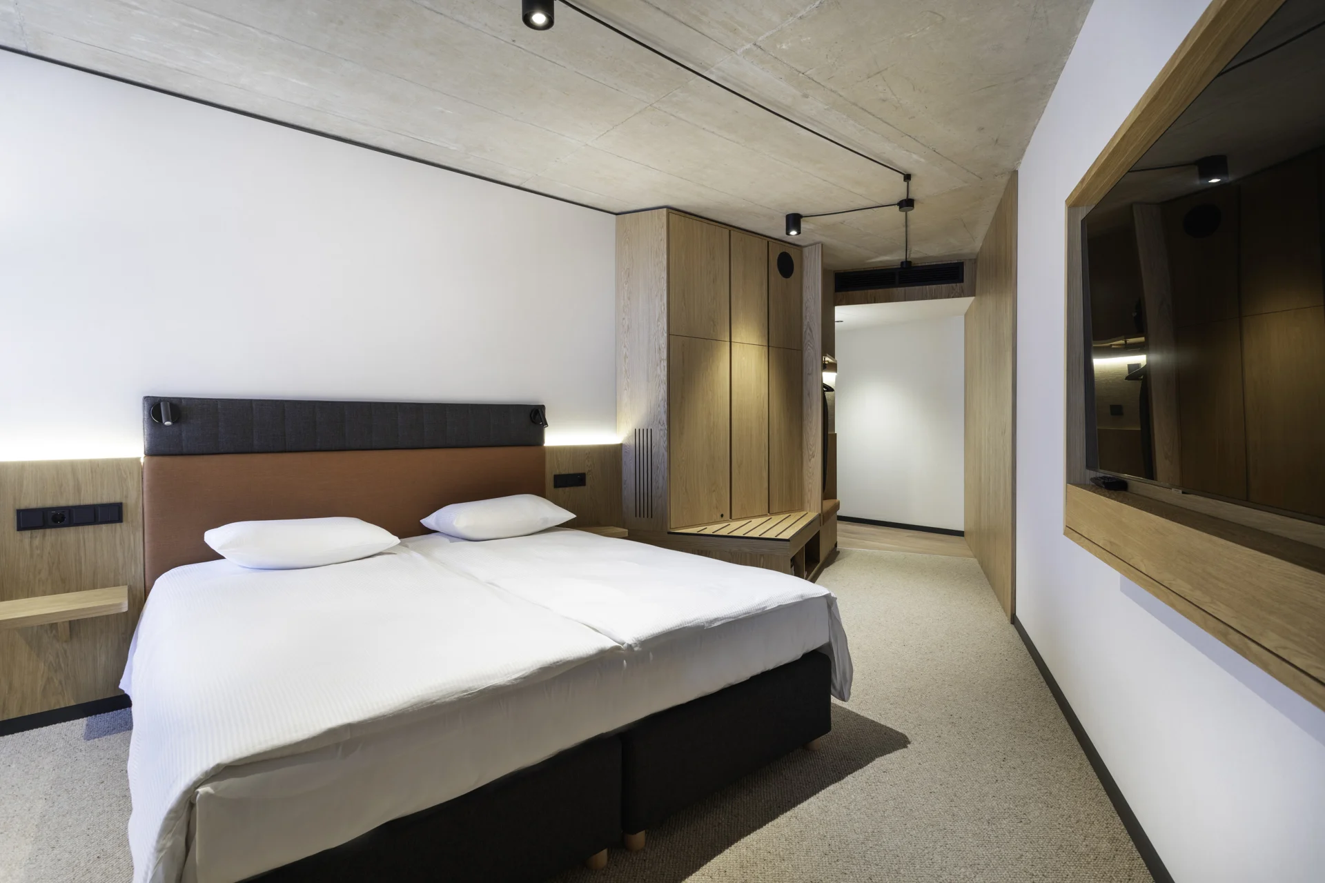 Nově postavený moderní hotel v samém centru Katovic s jídlem a saunou