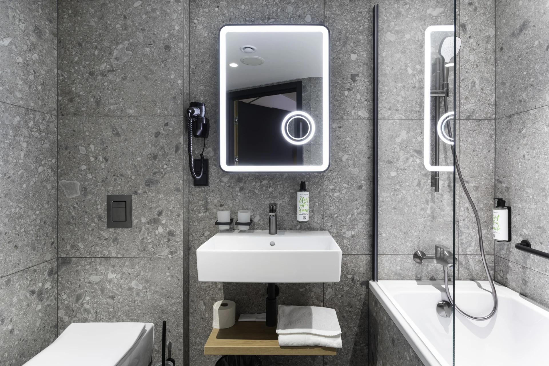 Nově postavený moderní hotel v samém centru Katovic s jídlem a saunou