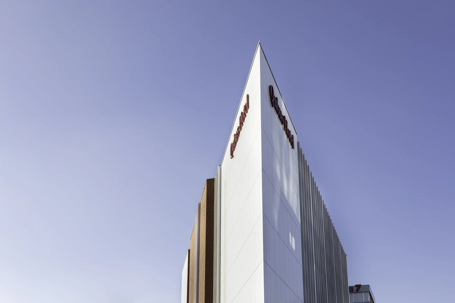 Nově postavený moderní hotel v samém centru Katovic s jídlem a saunou
