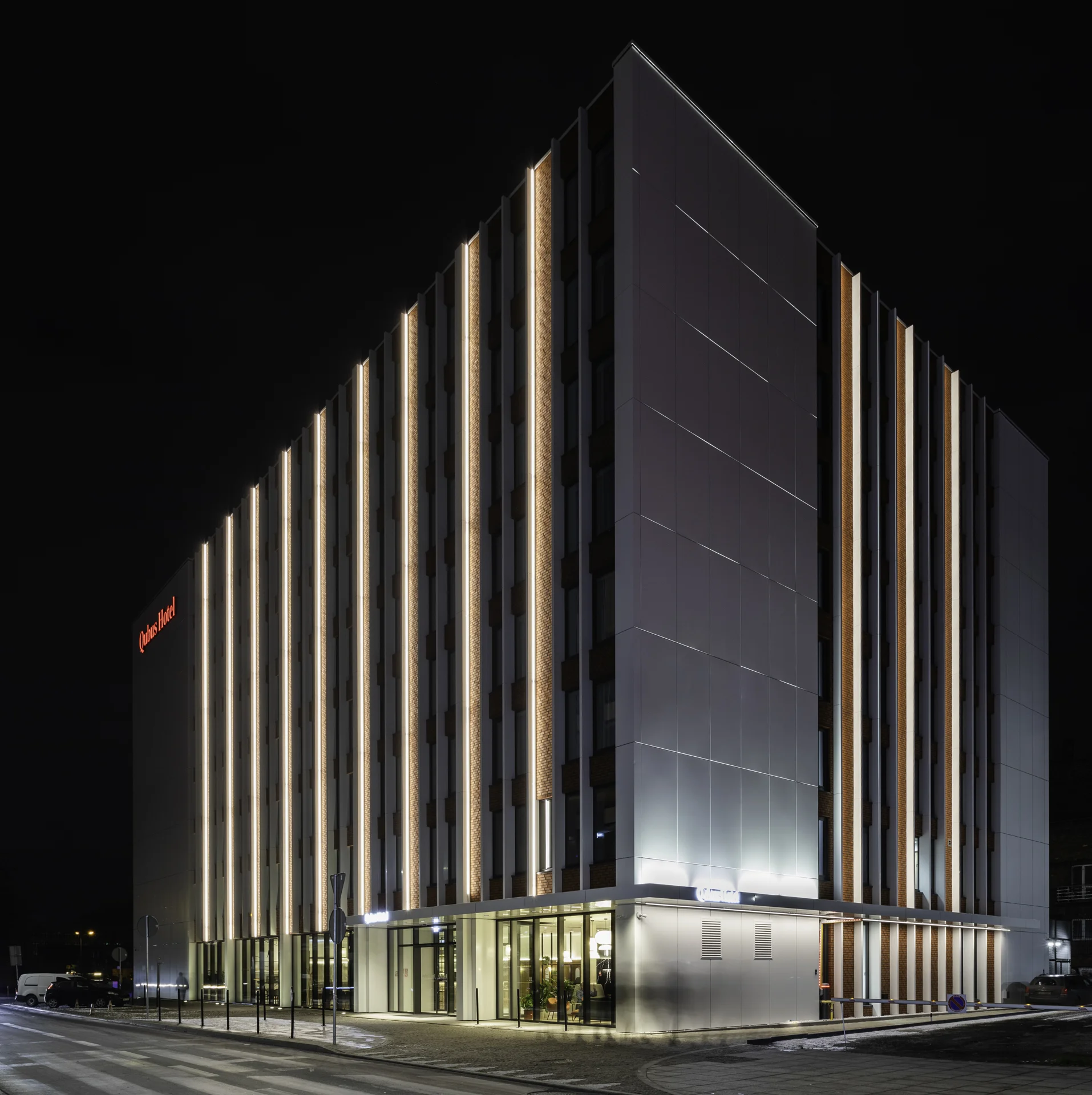 Nově postavený moderní hotel v samém centru Katovic s jídlem a saunou