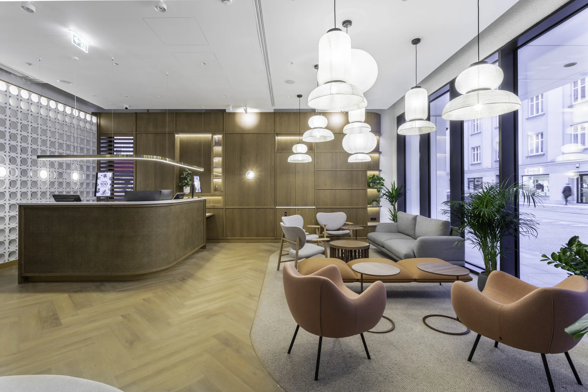 Nově postavený moderní hotel v samém centru Katovic s jídlem a saunou