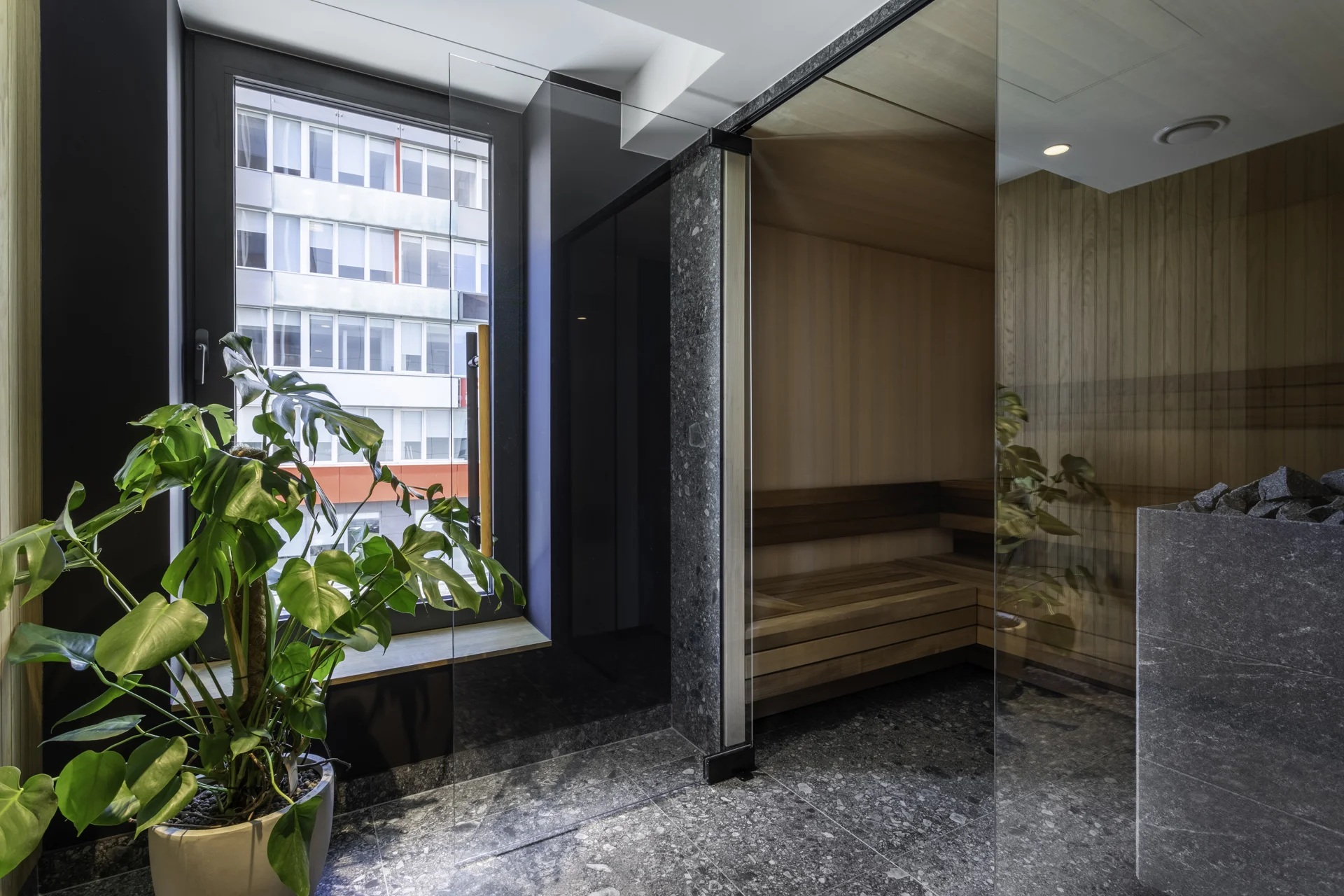 Nově postavený moderní hotel v samém centru Katovic s jídlem a saunou
